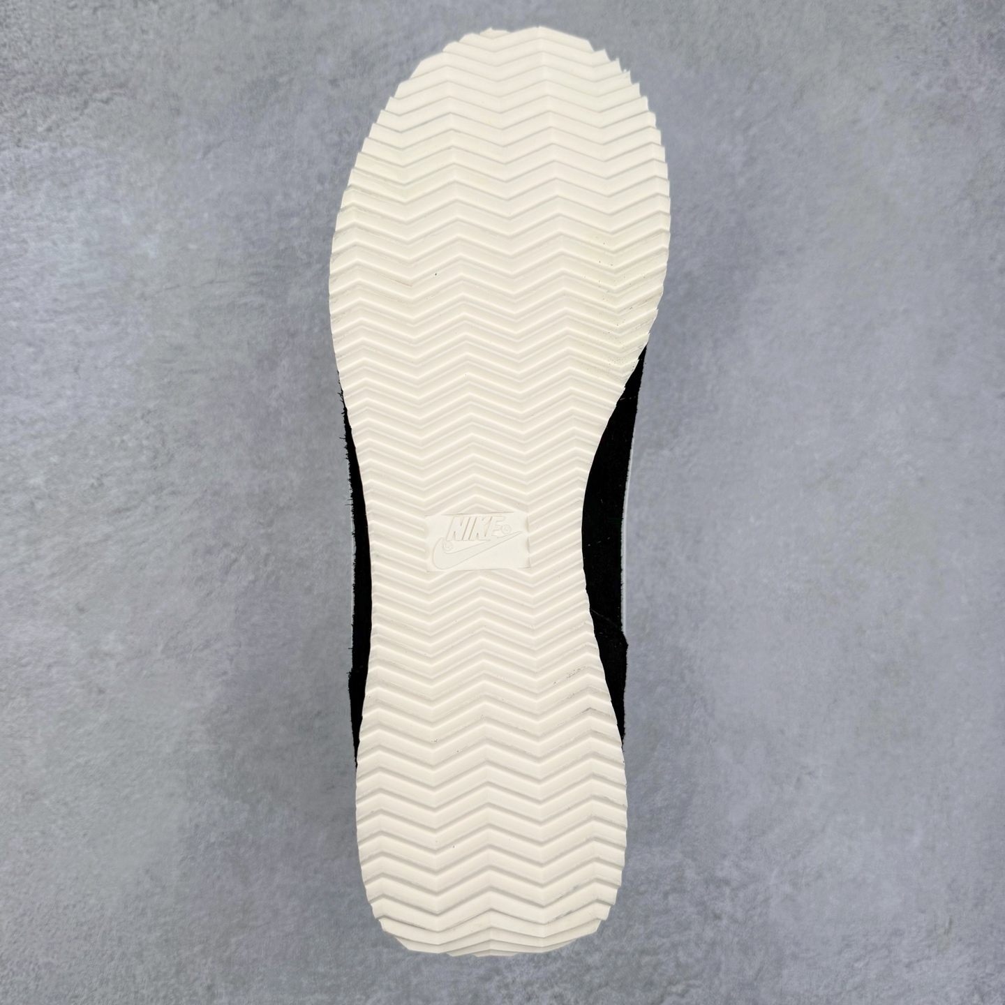 图片[9]-NK Classic Cortez Leather 阿甘复古初代皮革慢跑鞋 实体平台指令订单 全套原纸板楦头开发 原厂数据大底磨具 一比一鞋头弧度高度鞋身弧度 细节品控鞋型随意对比 正确烫金高频细节 公司级标准检验QC 区分市面一切版本 完美复刻阿甘复古鞋型 尺码：35.5 36 36.5 37.5 38 38.5 39 40 40.5 41 42 42.5 43 44 45-选品中心