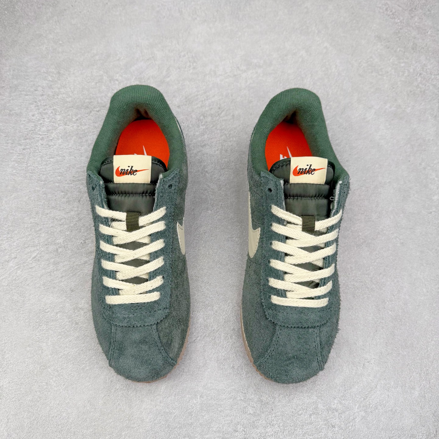 图片[2]-NK Classic Cortez Leather 阿甘复古初代皮革慢跑鞋 实体平台指令订单 全套原纸板楦头开发 原厂数据大底磨具 一比一鞋头弧度高度鞋身弧度 细节品控鞋型随意对比 正确烫金高频细节 公司级标准检验QC 区分市面一切版本 完美复刻阿甘复古鞋型 尺码：35.5 36 36.5 37.5 38 38.5 39 40 40.5 41 42 42.5 43 44 45-选品中心