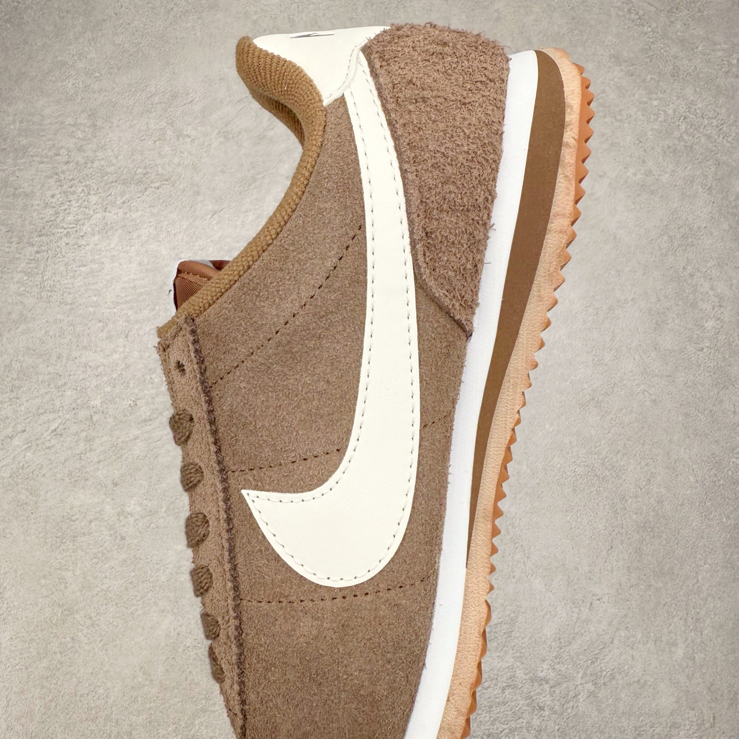 图片[7]-NK Classic Cortez Leather 阿甘复古初代皮革慢跑鞋 实体平台指令订单 全套原纸板楦头开发 原厂数据大底磨具 一比一鞋头弧度高度鞋身弧度 细节品控鞋型随意对比 正确烫金高频细节 公司级标准检验QC 区分市面一切版本 完美复刻阿甘复古鞋型 尺码：35.5 36 36.5 37.5 38 38.5 39 40 40.5 41 42 42.5 43 44 45-选品中心