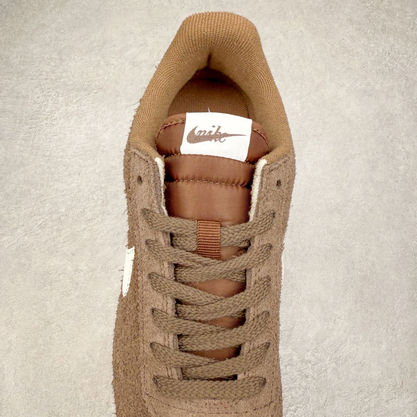 图片[5]-NK Classic Cortez Leather 阿甘复古初代皮革慢跑鞋 实体平台指令订单 全套原纸板楦头开发 原厂数据大底磨具 一比一鞋头弧度高度鞋身弧度 细节品控鞋型随意对比 正确烫金高频细节 公司级标准检验QC 区分市面一切版本 完美复刻阿甘复古鞋型 尺码：35.5 36 36.5 37.5 38 38.5 39 40 40.5 41 42 42.5 43 44 45-选品中心