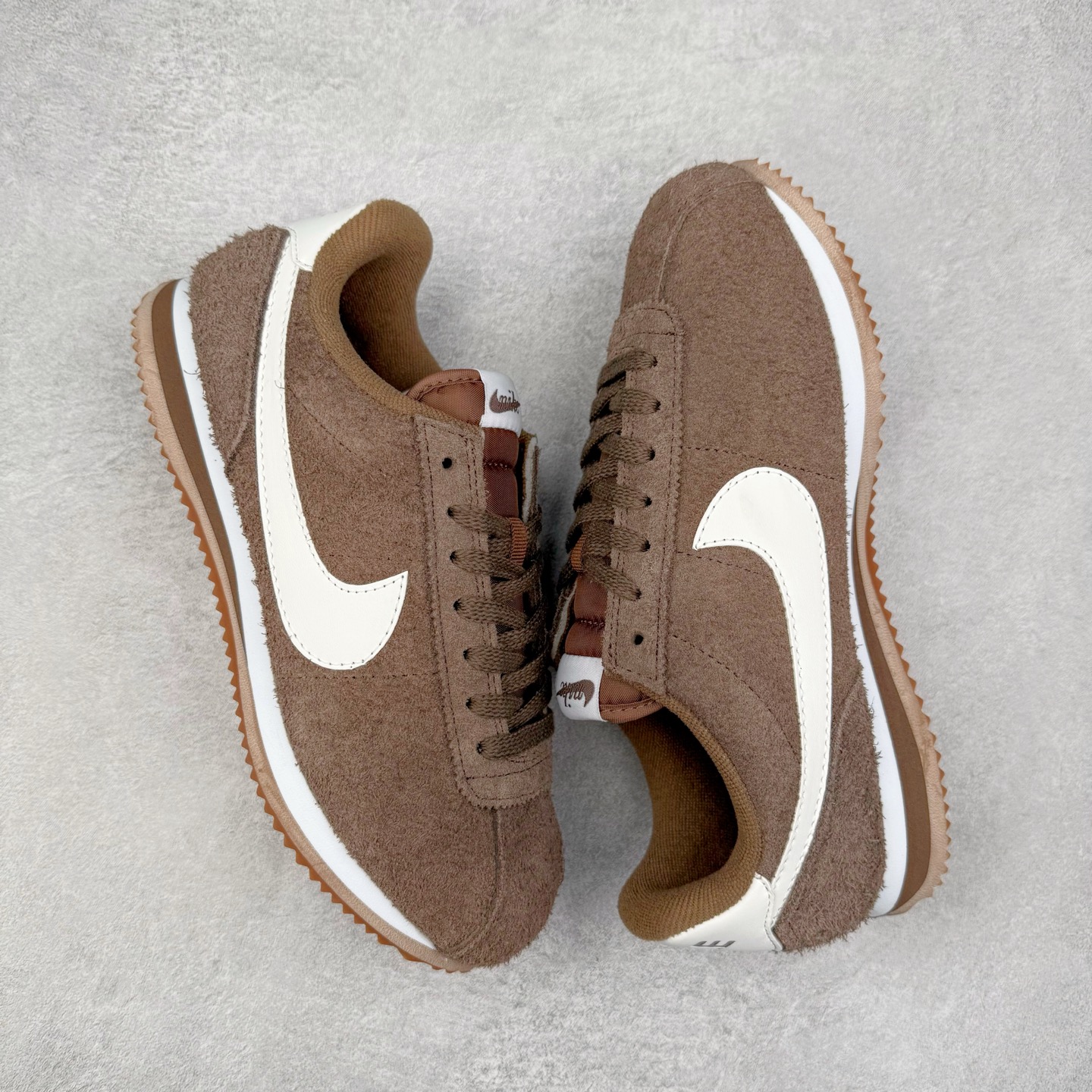 图片[3]-NK Classic Cortez Leather 阿甘复古初代皮革慢跑鞋 实体平台指令订单 全套原纸板楦头开发 原厂数据大底磨具 一比一鞋头弧度高度鞋身弧度 细节品控鞋型随意对比 正确烫金高频细节 公司级标准检验QC 区分市面一切版本 完美复刻阿甘复古鞋型 尺码：35.5 36 36.5 37.5 38 38.5 39 40 40.5 41 42 42.5 43 44 45-选品中心