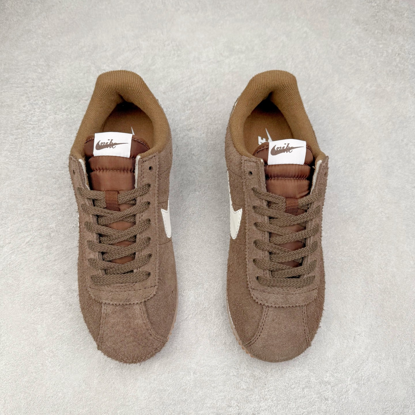 图片[2]-NK Classic Cortez Leather 阿甘复古初代皮革慢跑鞋 实体平台指令订单 全套原纸板楦头开发 原厂数据大底磨具 一比一鞋头弧度高度鞋身弧度 细节品控鞋型随意对比 正确烫金高频细节 公司级标准检验QC 区分市面一切版本 完美复刻阿甘复古鞋型 尺码：35.5 36 36.5 37.5 38 38.5 39 40 40.5 41 42 42.5 43 44 45-选品中心