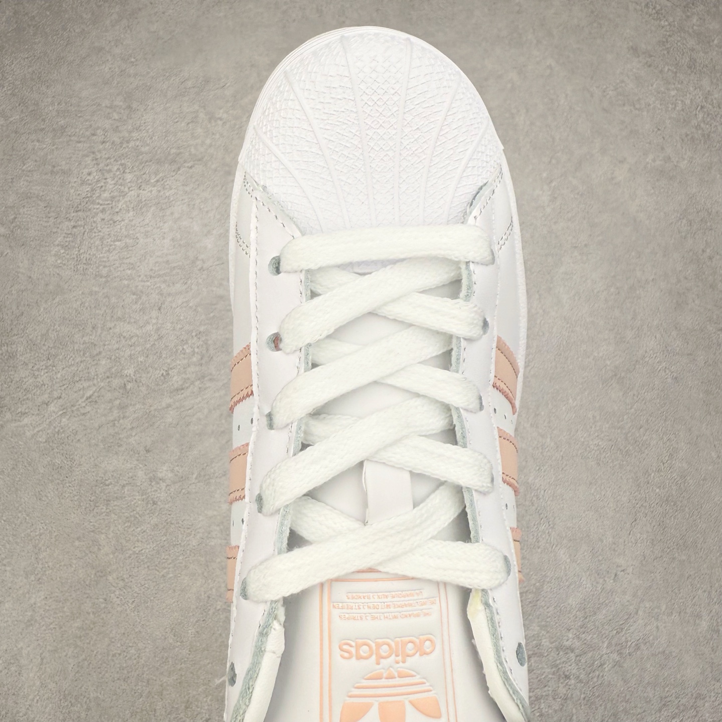 图片[4]-AD Originals Superstar 经典复古贝壳头板鞋 JH7056 诞生于1969年 是第一双将全皮面鞋 身与橡胶鞋头结合在一起的低帮篮球鞋 Superstar最开始 是作为高帮篮球鞋Pro Model的低帮版本而出现的 但因为其独特和醒目的橡胶鞋头造型而让大家熟知 被大家形象地称为\\\”shelltoe\\\”贝壳头 在70年代的美国职业篮球场上 接近3/4的NBA球员都将这双Superstar作为场上用鞋 80年代之后 经过不断的改良和发展 Superstar逐渐成为横跨时装、音乐、街头文化、休闲和运动等各大领域的时尚潮鞋 尺码：36 36.5 37 38 38.5 39 40 40.5 41 42 42.5 43 44 44.5 45-选品中心