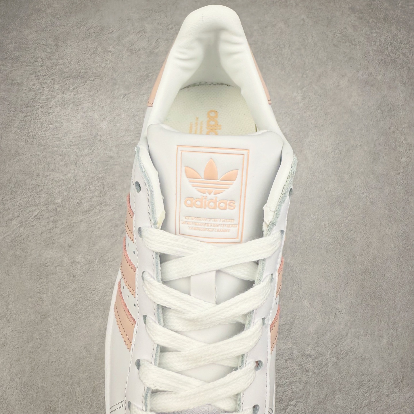 图片[5]-AD Originals Superstar 经典复古贝壳头板鞋 JH7056 诞生于1969年 是第一双将全皮面鞋 身与橡胶鞋头结合在一起的低帮篮球鞋 Superstar最开始 是作为高帮篮球鞋Pro Model的低帮版本而出现的 但因为其独特和醒目的橡胶鞋头造型而让大家熟知 被大家形象地称为\\\”shelltoe\\\”贝壳头 在70年代的美国职业篮球场上 接近3/4的NBA球员都将这双Superstar作为场上用鞋 80年代之后 经过不断的改良和发展 Superstar逐渐成为横跨时装、音乐、街头文化、休闲和运动等各大领域的时尚潮鞋 尺码：36 36.5 37 38 38.5 39 40 40.5 41 42 42.5 43 44 44.5 45-选品中心