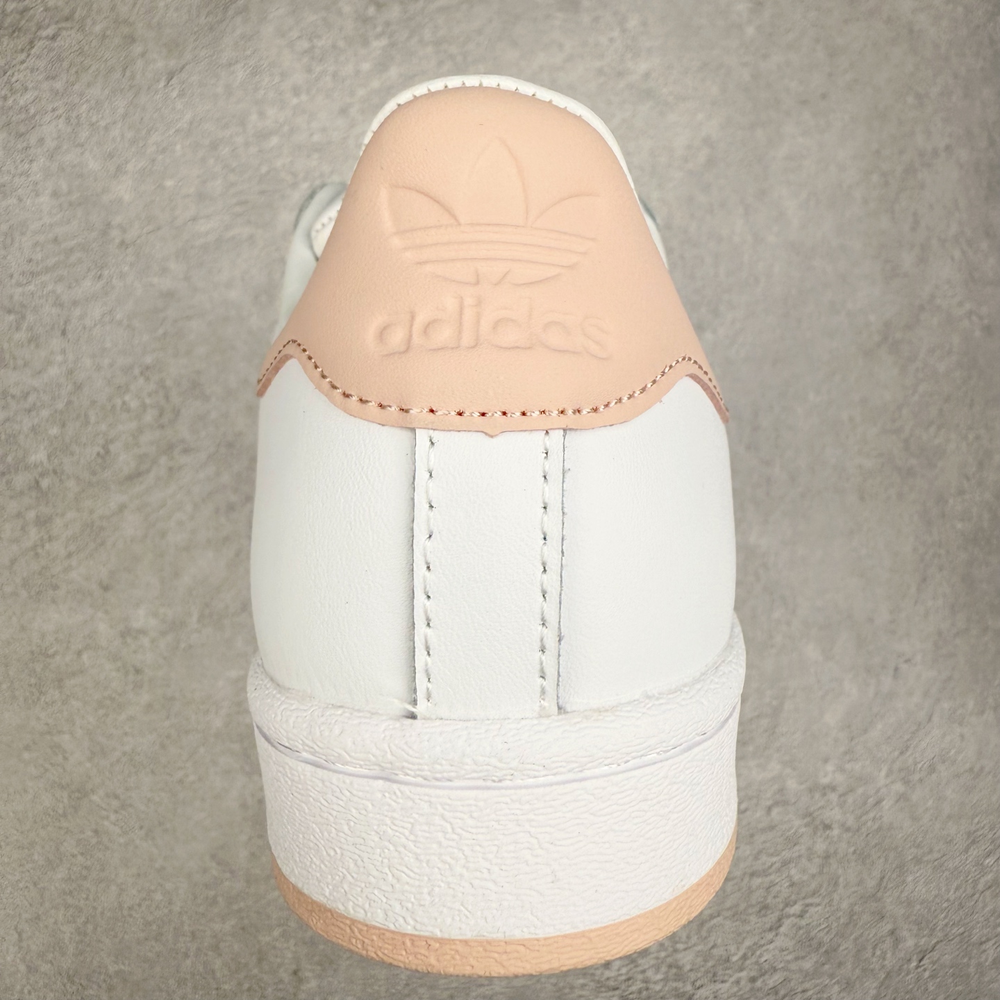 图片[8]-AD Originals Superstar 经典复古贝壳头板鞋 JH7056 诞生于1969年 是第一双将全皮面鞋 身与橡胶鞋头结合在一起的低帮篮球鞋 Superstar最开始 是作为高帮篮球鞋Pro Model的低帮版本而出现的 但因为其独特和醒目的橡胶鞋头造型而让大家熟知 被大家形象地称为\\\”shelltoe\\\”贝壳头 在70年代的美国职业篮球场上 接近3/4的NBA球员都将这双Superstar作为场上用鞋 80年代之后 经过不断的改良和发展 Superstar逐渐成为横跨时装、音乐、街头文化、休闲和运动等各大领域的时尚潮鞋 尺码：36 36.5 37 38 38.5 39 40 40.5 41 42 42.5 43 44 44.5 45-选品中心