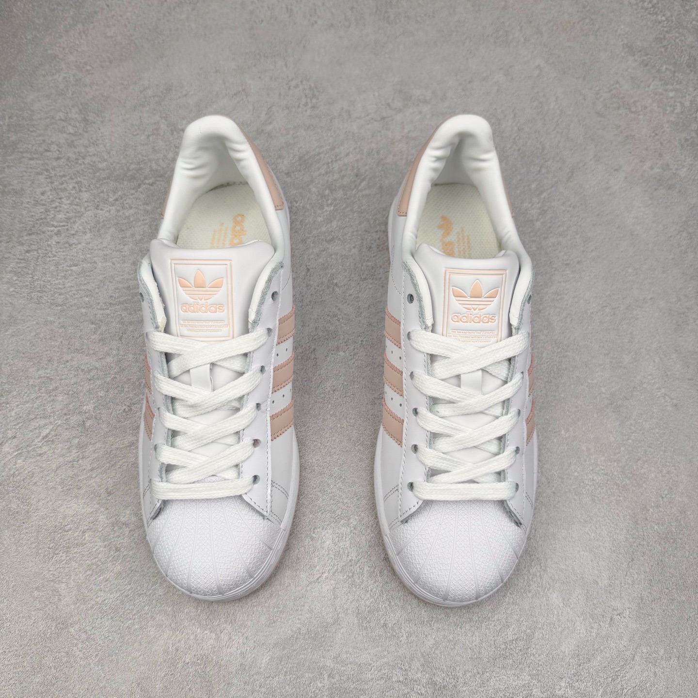 图片[2]-AD Originals Superstar 经典复古贝壳头板鞋 JH7056 诞生于1969年 是第一双将全皮面鞋 身与橡胶鞋头结合在一起的低帮篮球鞋 Superstar最开始 是作为高帮篮球鞋Pro Model的低帮版本而出现的 但因为其独特和醒目的橡胶鞋头造型而让大家熟知 被大家形象地称为\\\”shelltoe\\\”贝壳头 在70年代的美国职业篮球场上 接近3/4的NBA球员都将这双Superstar作为场上用鞋 80年代之后 经过不断的改良和发展 Superstar逐渐成为横跨时装、音乐、街头文化、休闲和运动等各大领域的时尚潮鞋 尺码：36 36.5 37 38 38.5 39 40 40.5 41 42 42.5 43 44 44.5 45-选品中心