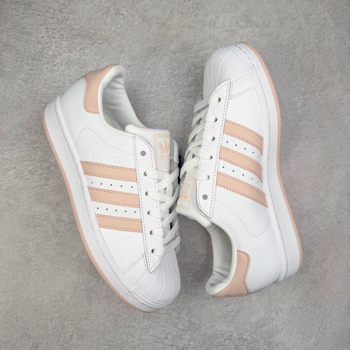 图片[3]-AD Originals Superstar 经典复古贝壳头板鞋 JH7056 诞生于1969年 是第一双将全皮面鞋 身与橡胶鞋头结合在一起的低帮篮球鞋 Superstar最开始 是作为高帮篮球鞋Pro Model的低帮版本而出现的 但因为其独特和醒目的橡胶鞋头造型而让大家熟知 被大家形象地称为\\\”shelltoe\\\”贝壳头 在70年代的美国职业篮球场上 接近3/4的NBA球员都将这双Superstar作为场上用鞋 80年代之后 经过不断的改良和发展 Superstar逐渐成为横跨时装、音乐、街头文化、休闲和运动等各大领域的时尚潮鞋 尺码：36 36.5 37 38 38.5 39 40 40.5 41 42 42.5 43 44 44.5 45-选品中心