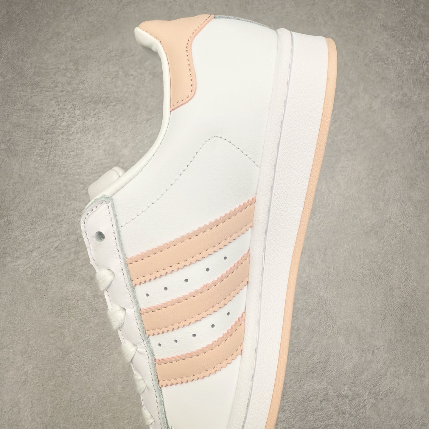 图片[7]-AD Originals Superstar 经典复古贝壳头板鞋 JH7056 诞生于1969年 是第一双将全皮面鞋 身与橡胶鞋头结合在一起的低帮篮球鞋 Superstar最开始 是作为高帮篮球鞋Pro Model的低帮版本而出现的 但因为其独特和醒目的橡胶鞋头造型而让大家熟知 被大家形象地称为\\\”shelltoe\\\”贝壳头 在70年代的美国职业篮球场上 接近3/4的NBA球员都将这双Superstar作为场上用鞋 80年代之后 经过不断的改良和发展 Superstar逐渐成为横跨时装、音乐、街头文化、休闲和运动等各大领域的时尚潮鞋 尺码：36 36.5 37 38 38.5 39 40 40.5 41 42 42.5 43 44 44.5 45-选品中心