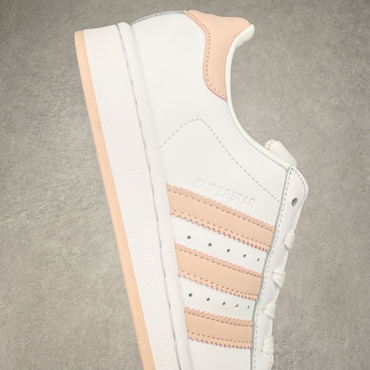 图片[6]-AD Originals Superstar 经典复古贝壳头板鞋 JH7056 诞生于1969年 是第一双将全皮面鞋 身与橡胶鞋头结合在一起的低帮篮球鞋 Superstar最开始 是作为高帮篮球鞋Pro Model的低帮版本而出现的 但因为其独特和醒目的橡胶鞋头造型而让大家熟知 被大家形象地称为\\\”shelltoe\\\”贝壳头 在70年代的美国职业篮球场上 接近3/4的NBA球员都将这双Superstar作为场上用鞋 80年代之后 经过不断的改良和发展 Superstar逐渐成为横跨时装、音乐、街头文化、休闲和运动等各大领域的时尚潮鞋 尺码：36 36.5 37 38 38.5 39 40 40.5 41 42 42.5 43 44 44.5 45-选品中心