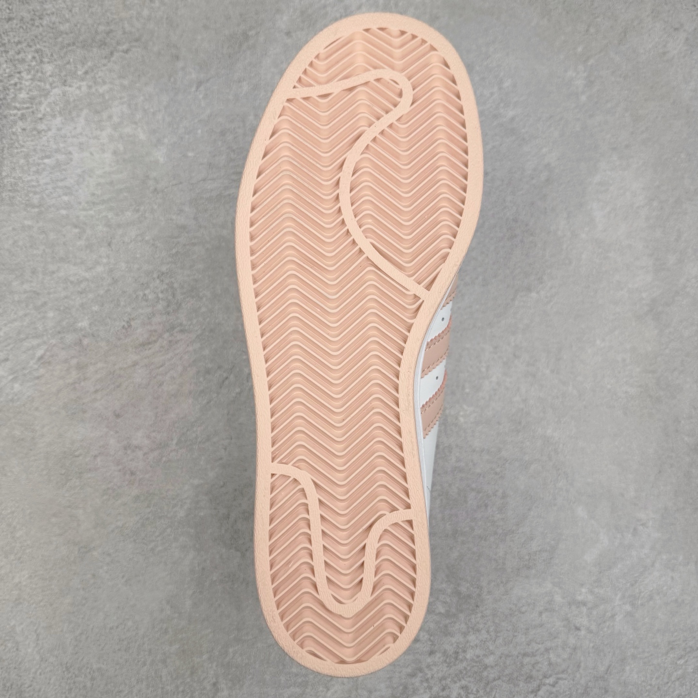 图片[9]-AD Originals Superstar 经典复古贝壳头板鞋 JH7056 诞生于1969年 是第一双将全皮面鞋 身与橡胶鞋头结合在一起的低帮篮球鞋 Superstar最开始 是作为高帮篮球鞋Pro Model的低帮版本而出现的 但因为其独特和醒目的橡胶鞋头造型而让大家熟知 被大家形象地称为\\\”shelltoe\\\”贝壳头 在70年代的美国职业篮球场上 接近3/4的NBA球员都将这双Superstar作为场上用鞋 80年代之后 经过不断的改良和发展 Superstar逐渐成为横跨时装、音乐、街头文化、休闲和运动等各大领域的时尚潮鞋 尺码：36 36.5 37 38 38.5 39 40 40.5 41 42 42.5 43 44 44.5 45-选品中心