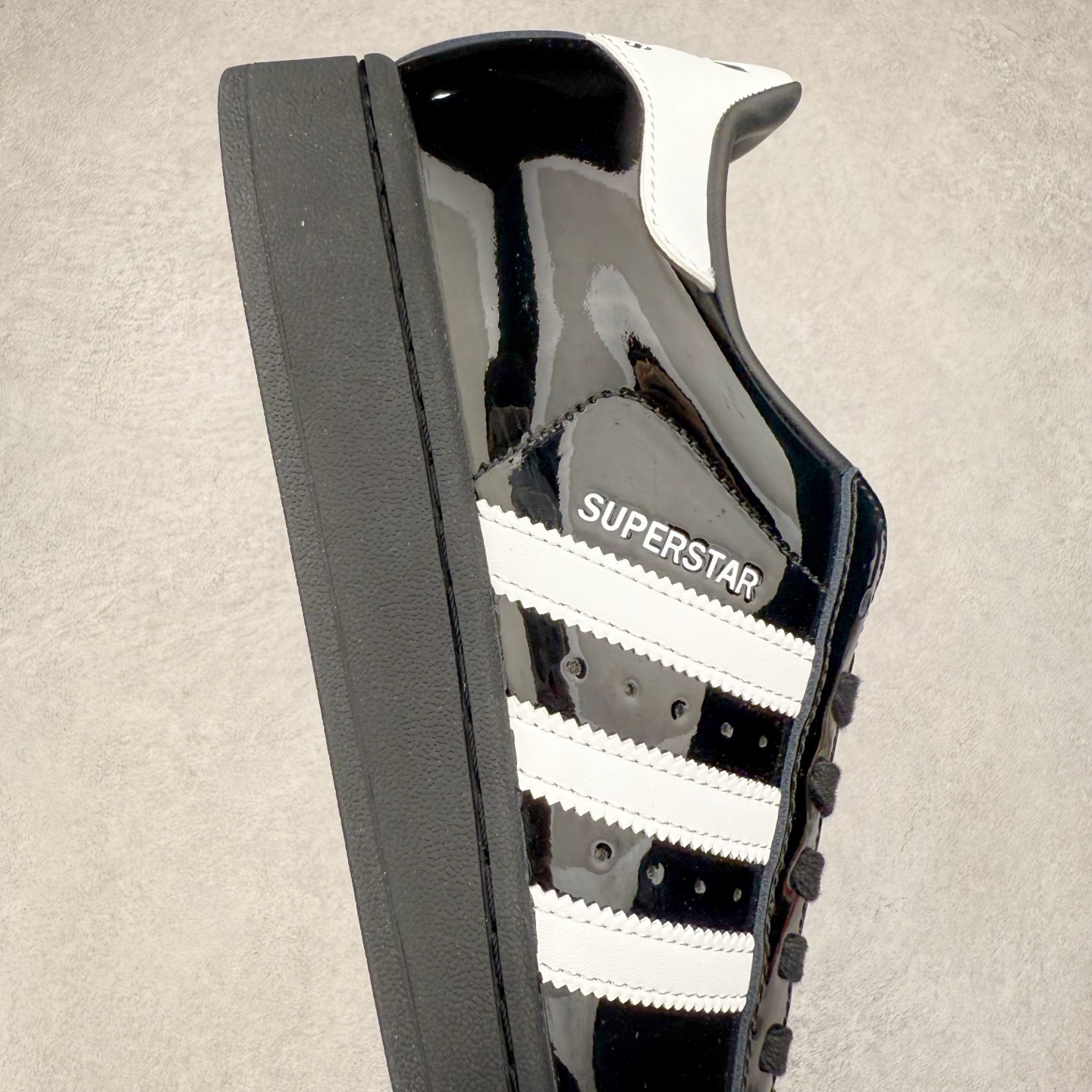 图片[6]-AD Originals Superstar 经典复古贝壳头板鞋 JH7756 诞生于1969年 是第一双将全皮面鞋 身与橡胶鞋头结合在一起的低帮篮球鞋 Superstar最开始 是作为高帮篮球鞋Pro Model的低帮版本而出现的 但因为其独特和醒目的橡胶鞋头造型而让大家熟知 被大家形象地称为\\\”shelltoe\\\”贝壳头 在70年代的美国职业篮球场上 接近3/4的NBA球员都将这双Superstar作为场上用鞋 80年代之后 经过不断的改良和发展 Superstar逐渐成为横跨时装、音乐、街头文化、休闲和运动等各大领域的时尚潮鞋 尺码：36 36.5 37 38 38.5 39 40 40.5 41 42 42.5 43 44 44.5 45-选品中心