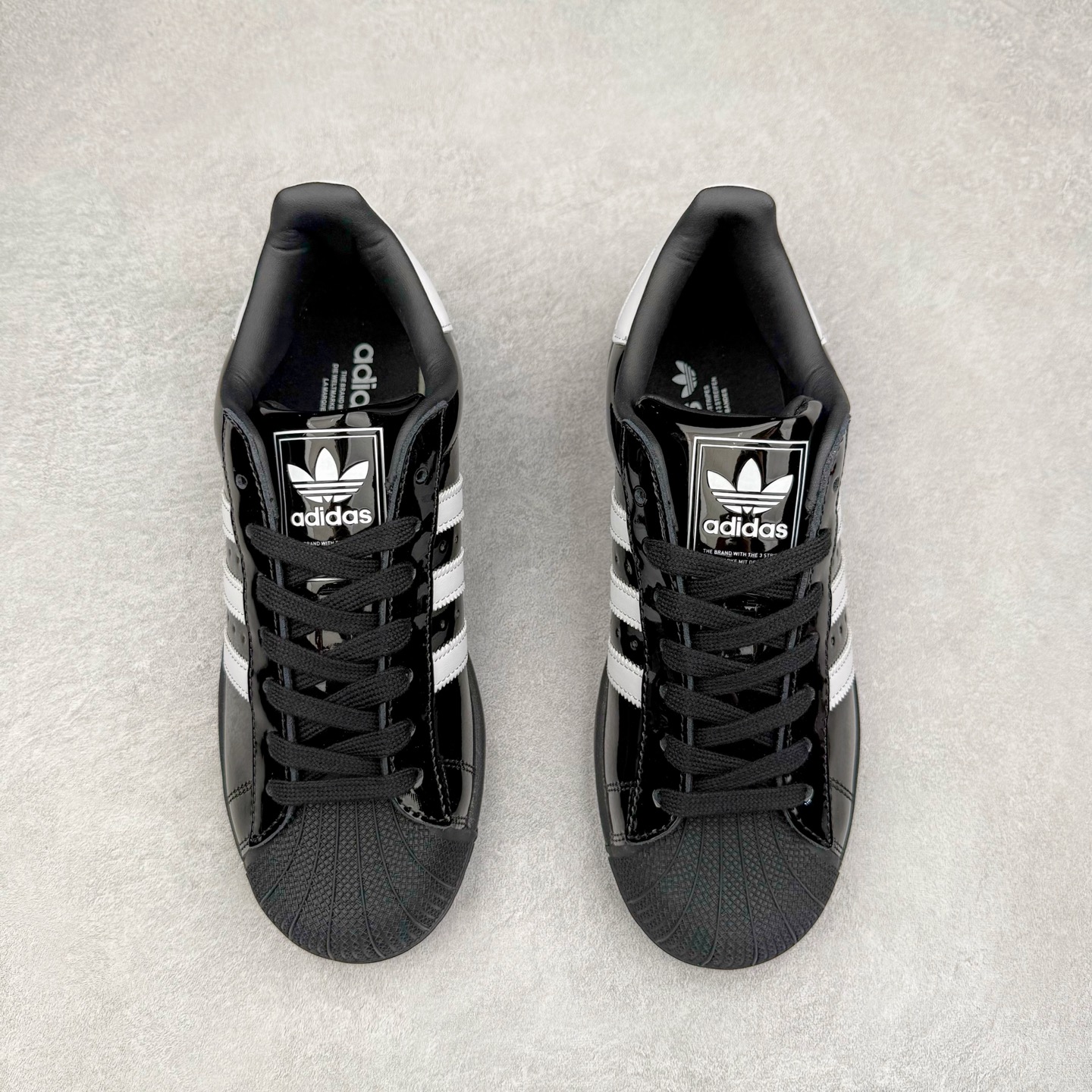 图片[2]-AD Originals Superstar 经典复古贝壳头板鞋 JH7756 诞生于1969年 是第一双将全皮面鞋 身与橡胶鞋头结合在一起的低帮篮球鞋 Superstar最开始 是作为高帮篮球鞋Pro Model的低帮版本而出现的 但因为其独特和醒目的橡胶鞋头造型而让大家熟知 被大家形象地称为\\\”shelltoe\\\”贝壳头 在70年代的美国职业篮球场上 接近3/4的NBA球员都将这双Superstar作为场上用鞋 80年代之后 经过不断的改良和发展 Superstar逐渐成为横跨时装、音乐、街头文化、休闲和运动等各大领域的时尚潮鞋 尺码：36 36.5 37 38 38.5 39 40 40.5 41 42 42.5 43 44 44.5 45-选品中心