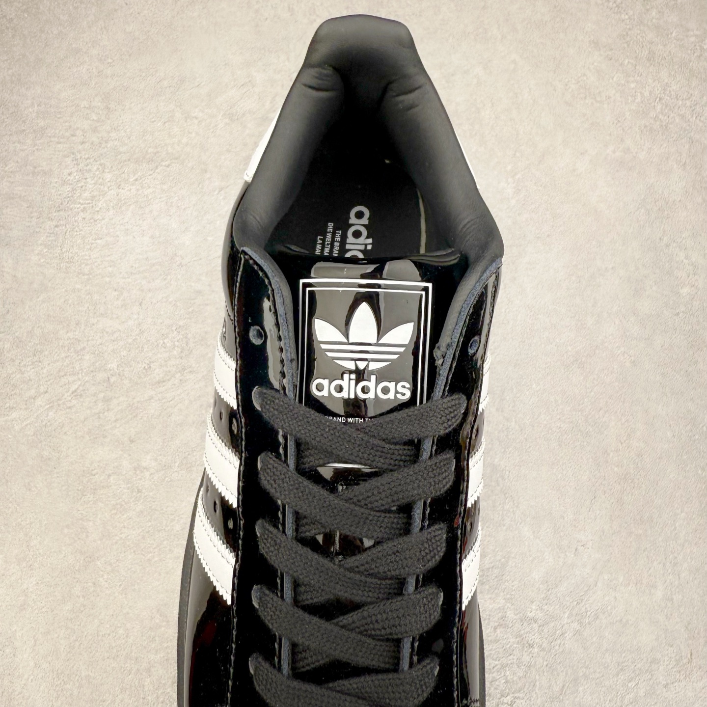 图片[5]-AD Originals Superstar 经典复古贝壳头板鞋 JH7756 诞生于1969年 是第一双将全皮面鞋 身与橡胶鞋头结合在一起的低帮篮球鞋 Superstar最开始 是作为高帮篮球鞋Pro Model的低帮版本而出现的 但因为其独特和醒目的橡胶鞋头造型而让大家熟知 被大家形象地称为\\\”shelltoe\\\”贝壳头 在70年代的美国职业篮球场上 接近3/4的NBA球员都将这双Superstar作为场上用鞋 80年代之后 经过不断的改良和发展 Superstar逐渐成为横跨时装、音乐、街头文化、休闲和运动等各大领域的时尚潮鞋 尺码：36 36.5 37 38 38.5 39 40 40.5 41 42 42.5 43 44 44.5 45-选品中心