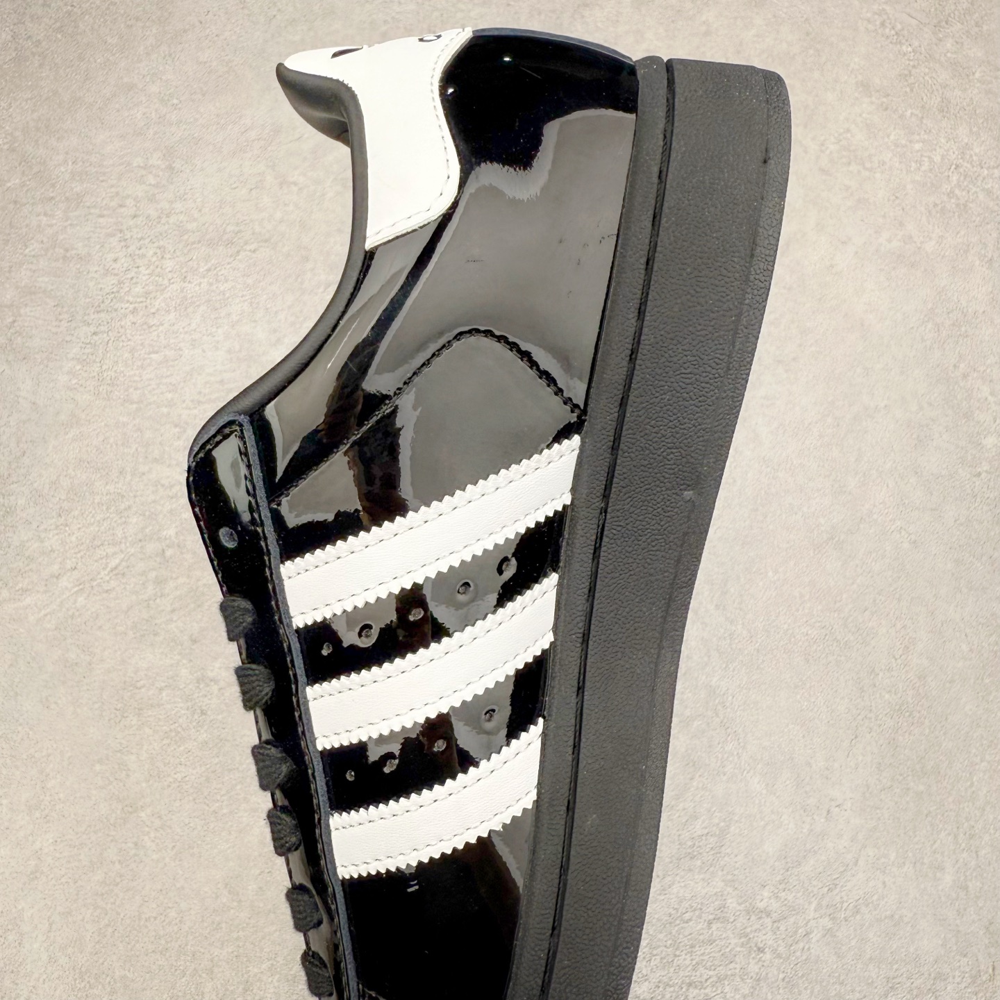 图片[7]-AD Originals Superstar 经典复古贝壳头板鞋 JH7756 诞生于1969年 是第一双将全皮面鞋 身与橡胶鞋头结合在一起的低帮篮球鞋 Superstar最开始 是作为高帮篮球鞋Pro Model的低帮版本而出现的 但因为其独特和醒目的橡胶鞋头造型而让大家熟知 被大家形象地称为\\\”shelltoe\\\”贝壳头 在70年代的美国职业篮球场上 接近3/4的NBA球员都将这双Superstar作为场上用鞋 80年代之后 经过不断的改良和发展 Superstar逐渐成为横跨时装、音乐、街头文化、休闲和运动等各大领域的时尚潮鞋 尺码：36 36.5 37 38 38.5 39 40 40.5 41 42 42.5 43 44 44.5 45-选品中心