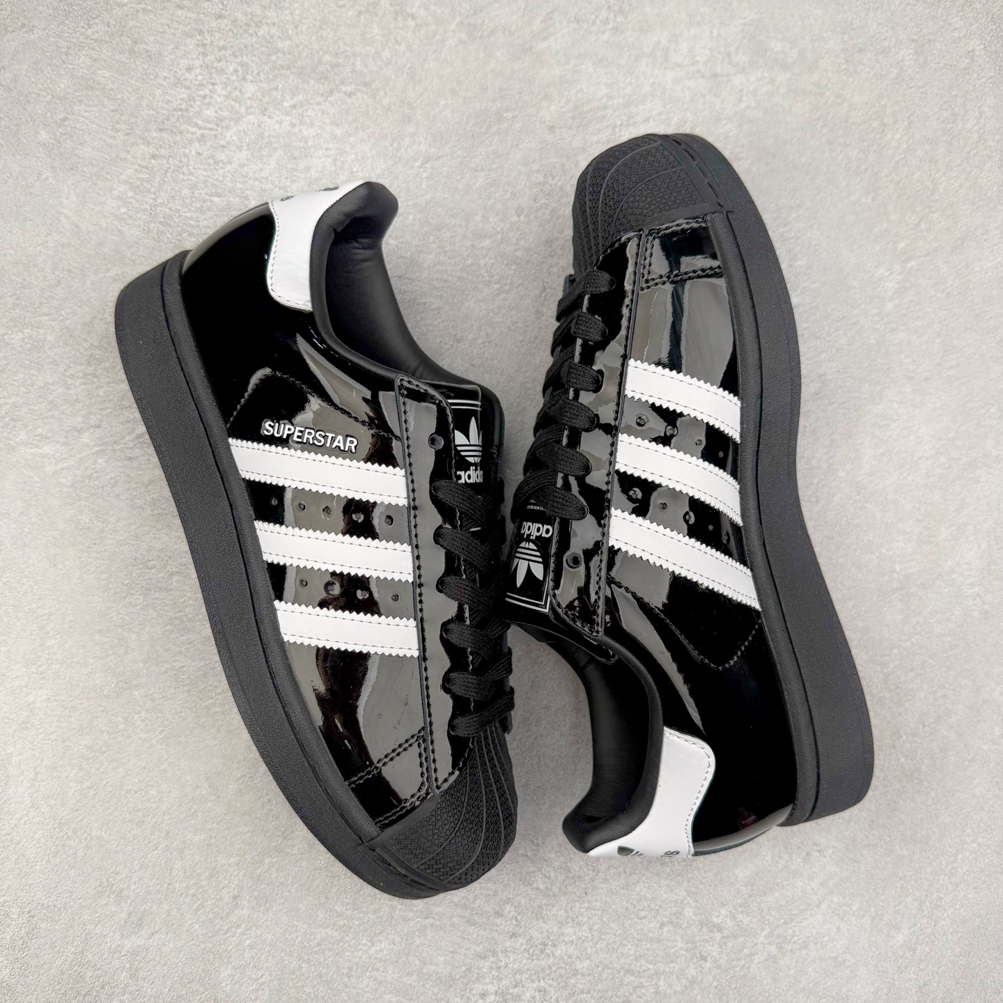 图片[3]-AD Originals Superstar 经典复古贝壳头板鞋 JH7756 诞生于1969年 是第一双将全皮面鞋 身与橡胶鞋头结合在一起的低帮篮球鞋 Superstar最开始 是作为高帮篮球鞋Pro Model的低帮版本而出现的 但因为其独特和醒目的橡胶鞋头造型而让大家熟知 被大家形象地称为\\\”shelltoe\\\”贝壳头 在70年代的美国职业篮球场上 接近3/4的NBA球员都将这双Superstar作为场上用鞋 80年代之后 经过不断的改良和发展 Superstar逐渐成为横跨时装、音乐、街头文化、休闲和运动等各大领域的时尚潮鞋 尺码：36 36.5 37 38 38.5 39 40 40.5 41 42 42.5 43 44 44.5 45-选品中心