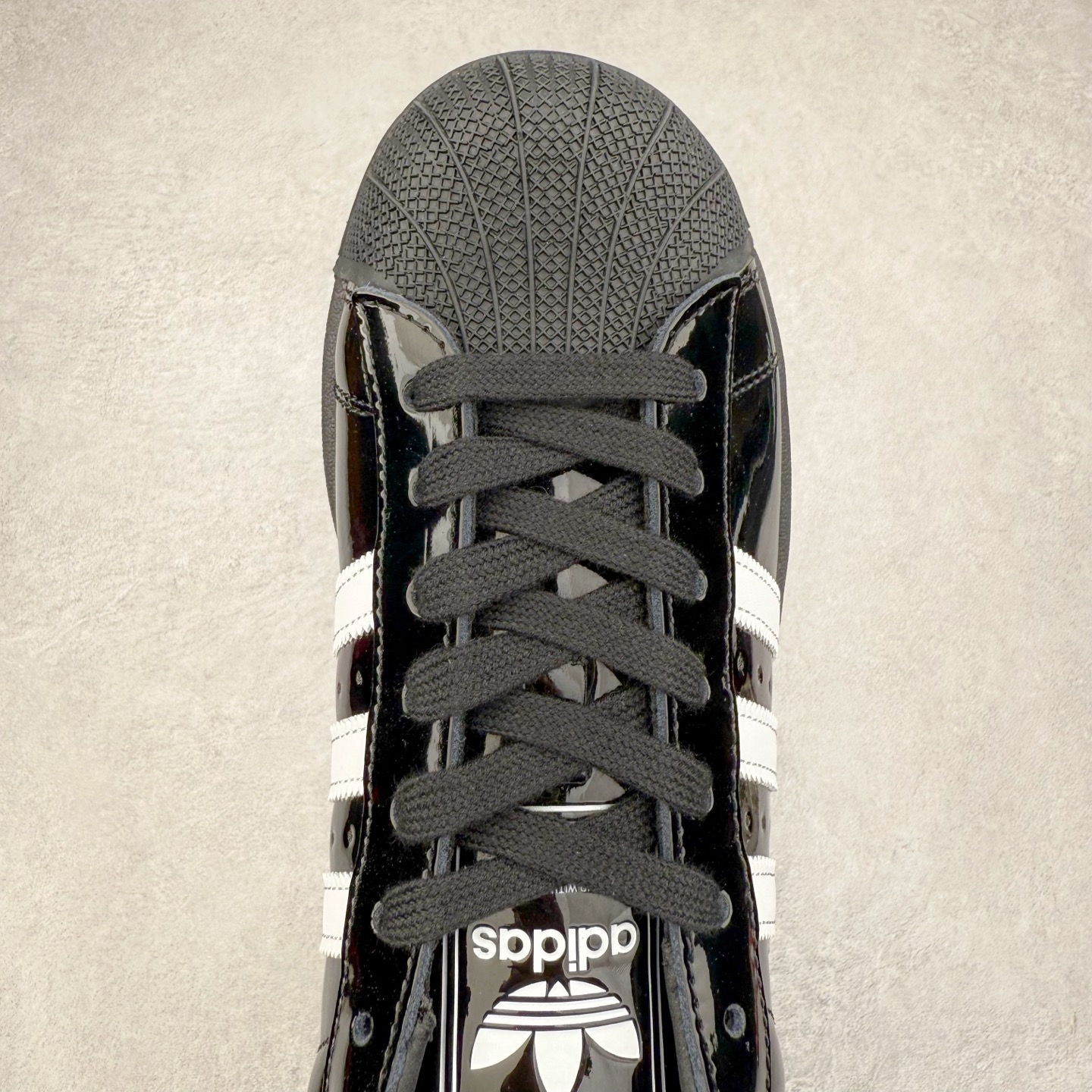 图片[4]-AD Originals Superstar 经典复古贝壳头板鞋 JH7756 诞生于1969年 是第一双将全皮面鞋 身与橡胶鞋头结合在一起的低帮篮球鞋 Superstar最开始 是作为高帮篮球鞋Pro Model的低帮版本而出现的 但因为其独特和醒目的橡胶鞋头造型而让大家熟知 被大家形象地称为\\\”shelltoe\\\”贝壳头 在70年代的美国职业篮球场上 接近3/4的NBA球员都将这双Superstar作为场上用鞋 80年代之后 经过不断的改良和发展 Superstar逐渐成为横跨时装、音乐、街头文化、休闲和运动等各大领域的时尚潮鞋 尺码：36 36.5 37 38 38.5 39 40 40.5 41 42 42.5 43 44 44.5 45-选品中心