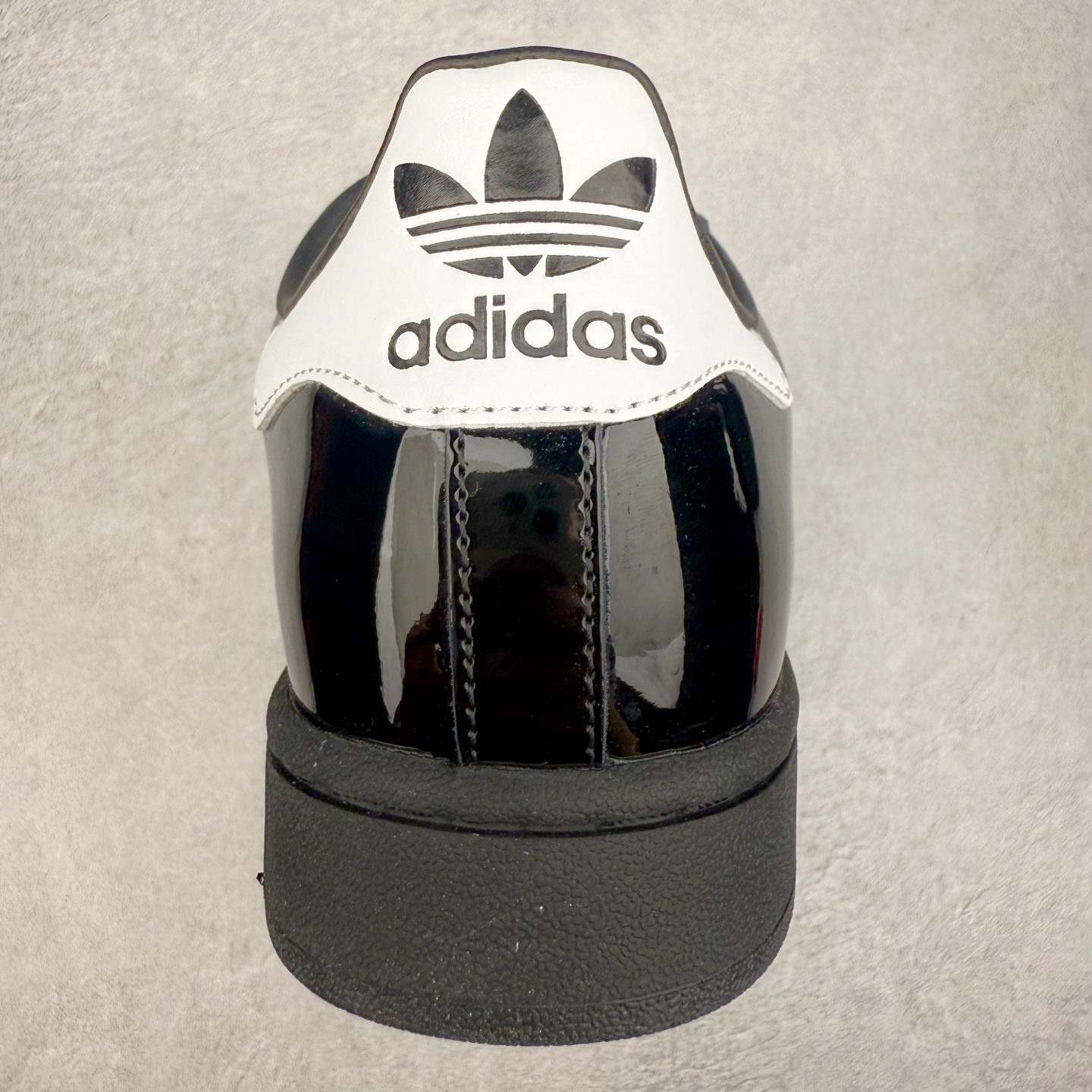 图片[8]-AD Originals Superstar 经典复古贝壳头板鞋 JH7756 诞生于1969年 是第一双将全皮面鞋 身与橡胶鞋头结合在一起的低帮篮球鞋 Superstar最开始 是作为高帮篮球鞋Pro Model的低帮版本而出现的 但因为其独特和醒目的橡胶鞋头造型而让大家熟知 被大家形象地称为\\\”shelltoe\\\”贝壳头 在70年代的美国职业篮球场上 接近3/4的NBA球员都将这双Superstar作为场上用鞋 80年代之后 经过不断的改良和发展 Superstar逐渐成为横跨时装、音乐、街头文化、休闲和运动等各大领域的时尚潮鞋 尺码：36 36.5 37 38 38.5 39 40 40.5 41 42 42.5 43 44 44.5 45-选品中心