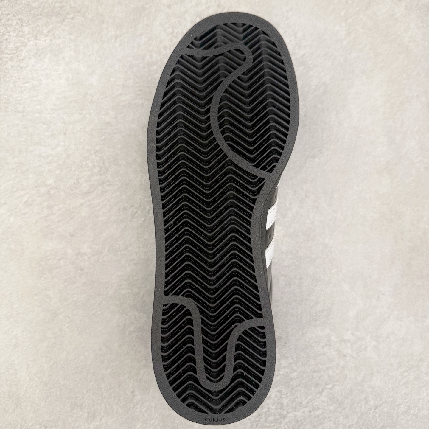 图片[9]-AD Originals Superstar 经典复古贝壳头板鞋 JH7756 诞生于1969年 是第一双将全皮面鞋 身与橡胶鞋头结合在一起的低帮篮球鞋 Superstar最开始 是作为高帮篮球鞋Pro Model的低帮版本而出现的 但因为其独特和醒目的橡胶鞋头造型而让大家熟知 被大家形象地称为\\\”shelltoe\\\”贝壳头 在70年代的美国职业篮球场上 接近3/4的NBA球员都将这双Superstar作为场上用鞋 80年代之后 经过不断的改良和发展 Superstar逐渐成为横跨时装、音乐、街头文化、休闲和运动等各大领域的时尚潮鞋 尺码：36 36.5 37 38 38.5 39 40 40.5 41 42 42.5 43 44 44.5 45-选品中心