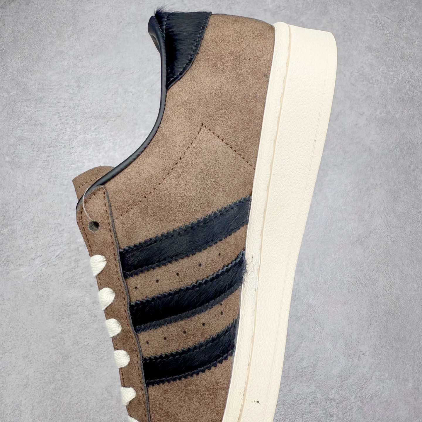 图片[7]-AD Originals Superstar 经典复古贝壳头板鞋 JI0319 诞生于1969年 是第一双将全皮面鞋 身与橡胶鞋头结合在一起的低帮篮球鞋 Superstar最开始 是作为高帮篮球鞋Pro Model的低帮版本而出现的 但因为其独特和醒目的橡胶鞋头造型而让大家熟知 被大家形象地称为\\\”shelltoe\\\”贝壳头 在70年代的美国职业篮球场上 接近3/4的NBA球员都将这双Superstar作为场上用鞋 80年代之后 经过不断的改良和发展 Superstar逐渐成为横跨时装、音乐、街头文化、休闲和运动等各大领域的时尚潮鞋 尺码：36 36.5 37 38 38.5 39 40 40.5 41 42 42.5 43 44 44.5 45-选品中心