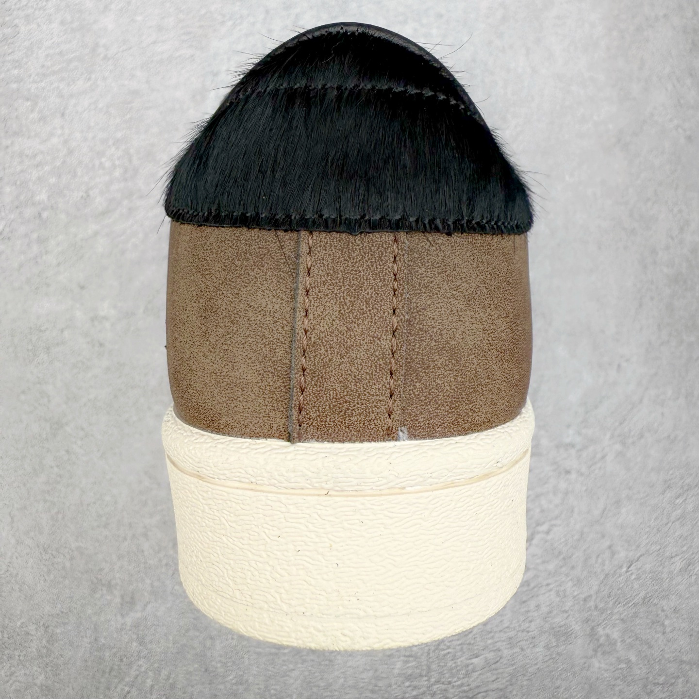 图片[8]-AD Originals Superstar 经典复古贝壳头板鞋 JI0319 诞生于1969年 是第一双将全皮面鞋 身与橡胶鞋头结合在一起的低帮篮球鞋 Superstar最开始 是作为高帮篮球鞋Pro Model的低帮版本而出现的 但因为其独特和醒目的橡胶鞋头造型而让大家熟知 被大家形象地称为\\\”shelltoe\\\”贝壳头 在70年代的美国职业篮球场上 接近3/4的NBA球员都将这双Superstar作为场上用鞋 80年代之后 经过不断的改良和发展 Superstar逐渐成为横跨时装、音乐、街头文化、休闲和运动等各大领域的时尚潮鞋 尺码：36 36.5 37 38 38.5 39 40 40.5 41 42 42.5 43 44 44.5 45-选品中心