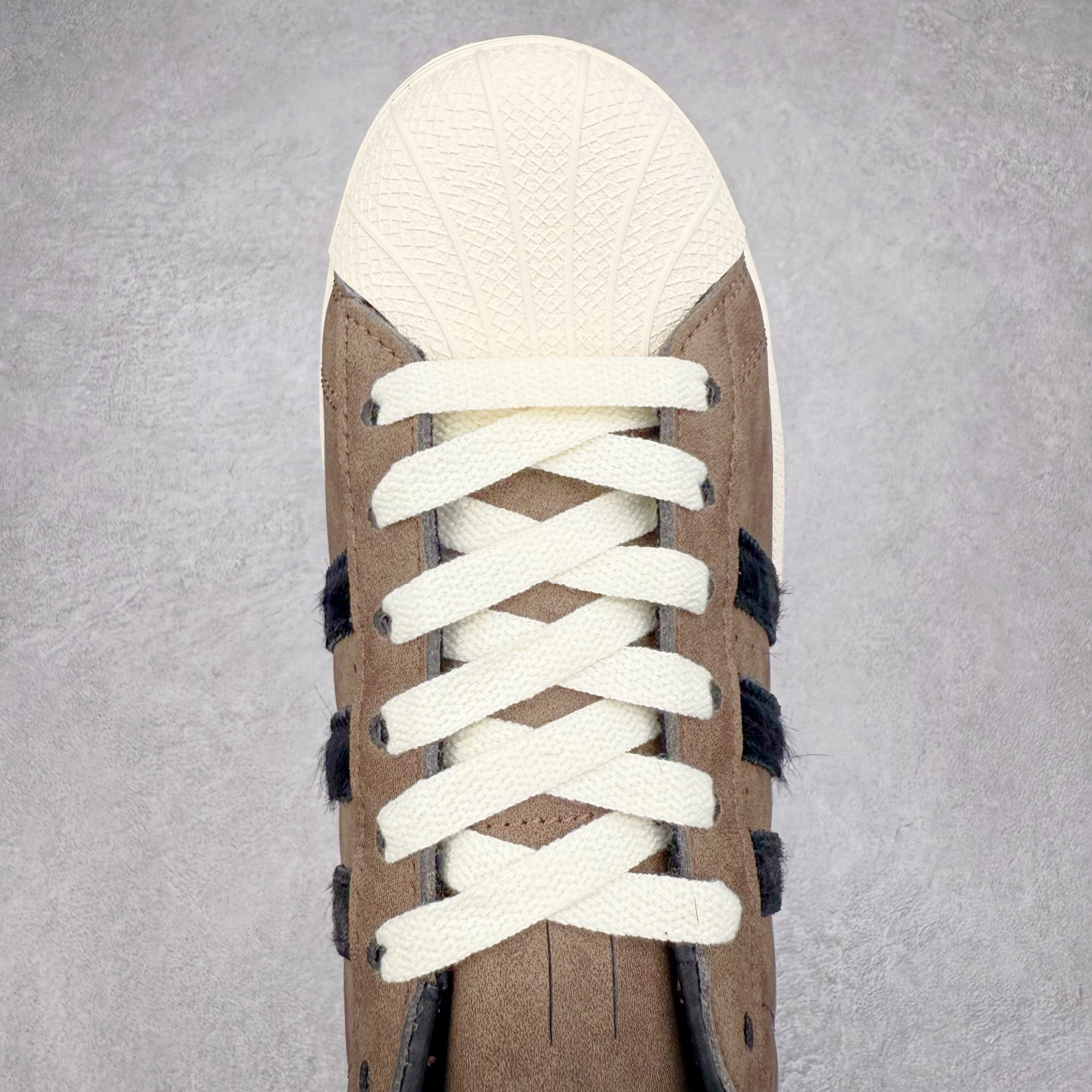 图片[4]-AD Originals Superstar 经典复古贝壳头板鞋 JI0319 诞生于1969年 是第一双将全皮面鞋 身与橡胶鞋头结合在一起的低帮篮球鞋 Superstar最开始 是作为高帮篮球鞋Pro Model的低帮版本而出现的 但因为其独特和醒目的橡胶鞋头造型而让大家熟知 被大家形象地称为\\\”shelltoe\\\”贝壳头 在70年代的美国职业篮球场上 接近3/4的NBA球员都将这双Superstar作为场上用鞋 80年代之后 经过不断的改良和发展 Superstar逐渐成为横跨时装、音乐、街头文化、休闲和运动等各大领域的时尚潮鞋 尺码：36 36.5 37 38 38.5 39 40 40.5 41 42 42.5 43 44 44.5 45-选品中心