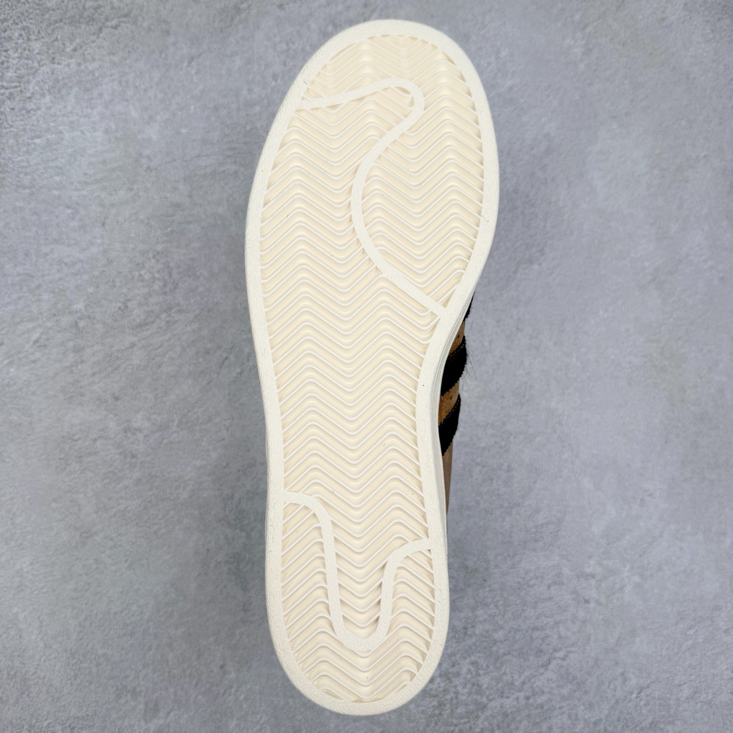 图片[9]-AD Originals Superstar 经典复古贝壳头板鞋 JI0319 诞生于1969年 是第一双将全皮面鞋 身与橡胶鞋头结合在一起的低帮篮球鞋 Superstar最开始 是作为高帮篮球鞋Pro Model的低帮版本而出现的 但因为其独特和醒目的橡胶鞋头造型而让大家熟知 被大家形象地称为\\\”shelltoe\\\”贝壳头 在70年代的美国职业篮球场上 接近3/4的NBA球员都将这双Superstar作为场上用鞋 80年代之后 经过不断的改良和发展 Superstar逐渐成为横跨时装、音乐、街头文化、休闲和运动等各大领域的时尚潮鞋 尺码：36 36.5 37 38 38.5 39 40 40.5 41 42 42.5 43 44 44.5 45-选品中心