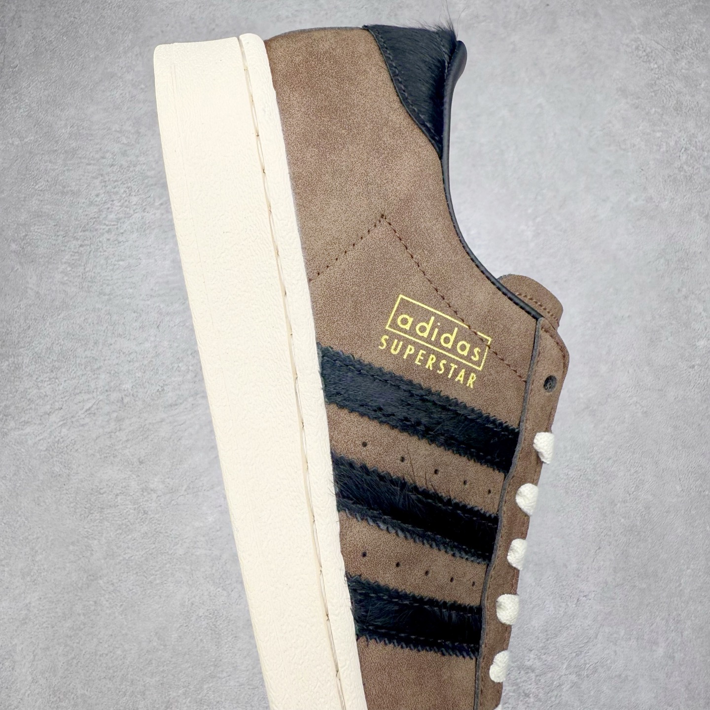 图片[6]-AD Originals Superstar 经典复古贝壳头板鞋 JI0319 诞生于1969年 是第一双将全皮面鞋 身与橡胶鞋头结合在一起的低帮篮球鞋 Superstar最开始 是作为高帮篮球鞋Pro Model的低帮版本而出现的 但因为其独特和醒目的橡胶鞋头造型而让大家熟知 被大家形象地称为\\\”shelltoe\\\”贝壳头 在70年代的美国职业篮球场上 接近3/4的NBA球员都将这双Superstar作为场上用鞋 80年代之后 经过不断的改良和发展 Superstar逐渐成为横跨时装、音乐、街头文化、休闲和运动等各大领域的时尚潮鞋 尺码：36 36.5 37 38 38.5 39 40 40.5 41 42 42.5 43 44 44.5 45-选品中心