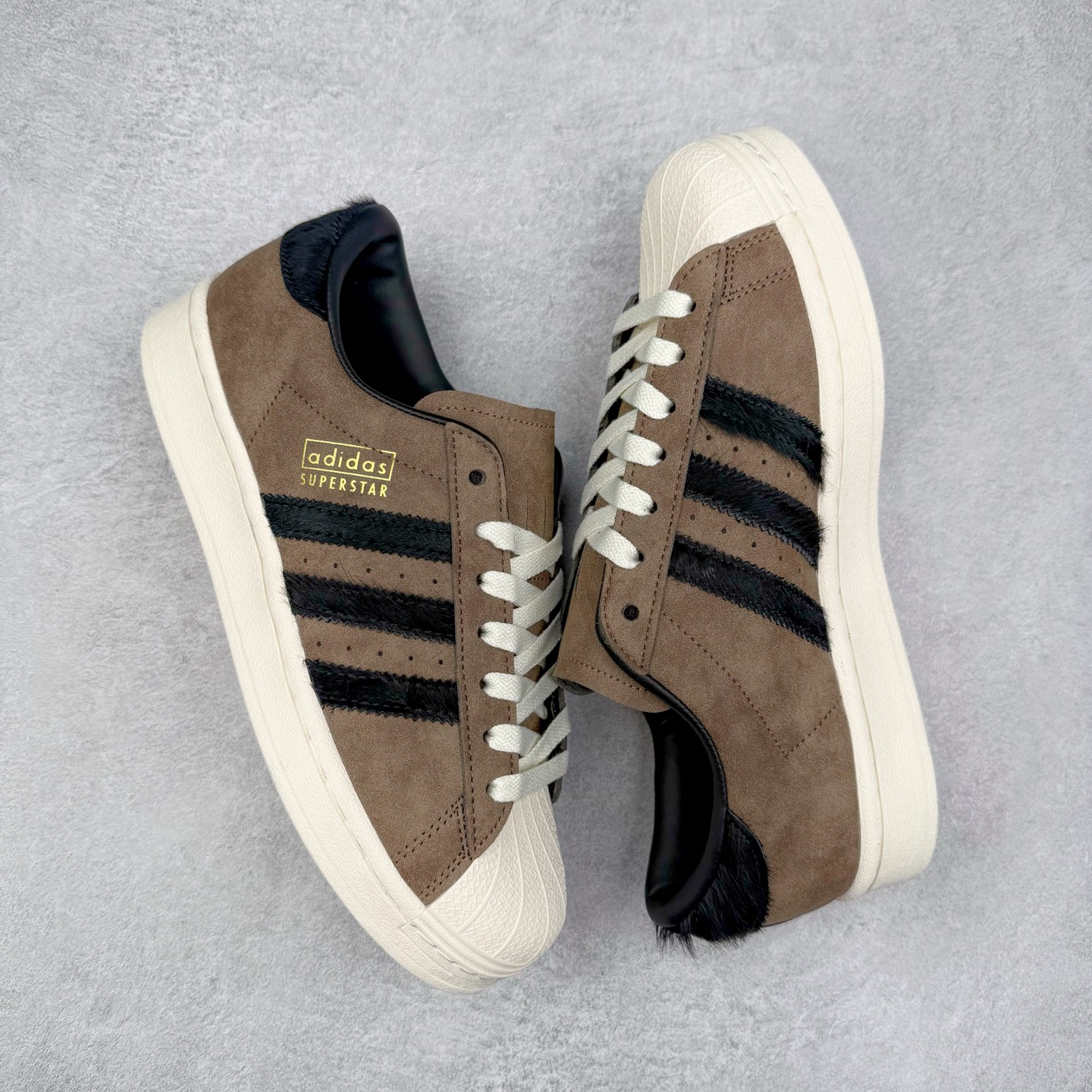 图片[3]-AD Originals Superstar 经典复古贝壳头板鞋 JI0319 诞生于1969年 是第一双将全皮面鞋 身与橡胶鞋头结合在一起的低帮篮球鞋 Superstar最开始 是作为高帮篮球鞋Pro Model的低帮版本而出现的 但因为其独特和醒目的橡胶鞋头造型而让大家熟知 被大家形象地称为\\\”shelltoe\\\”贝壳头 在70年代的美国职业篮球场上 接近3/4的NBA球员都将这双Superstar作为场上用鞋 80年代之后 经过不断的改良和发展 Superstar逐渐成为横跨时装、音乐、街头文化、休闲和运动等各大领域的时尚潮鞋 尺码：36 36.5 37 38 38.5 39 40 40.5 41 42 42.5 43 44 44.5 45-选品中心