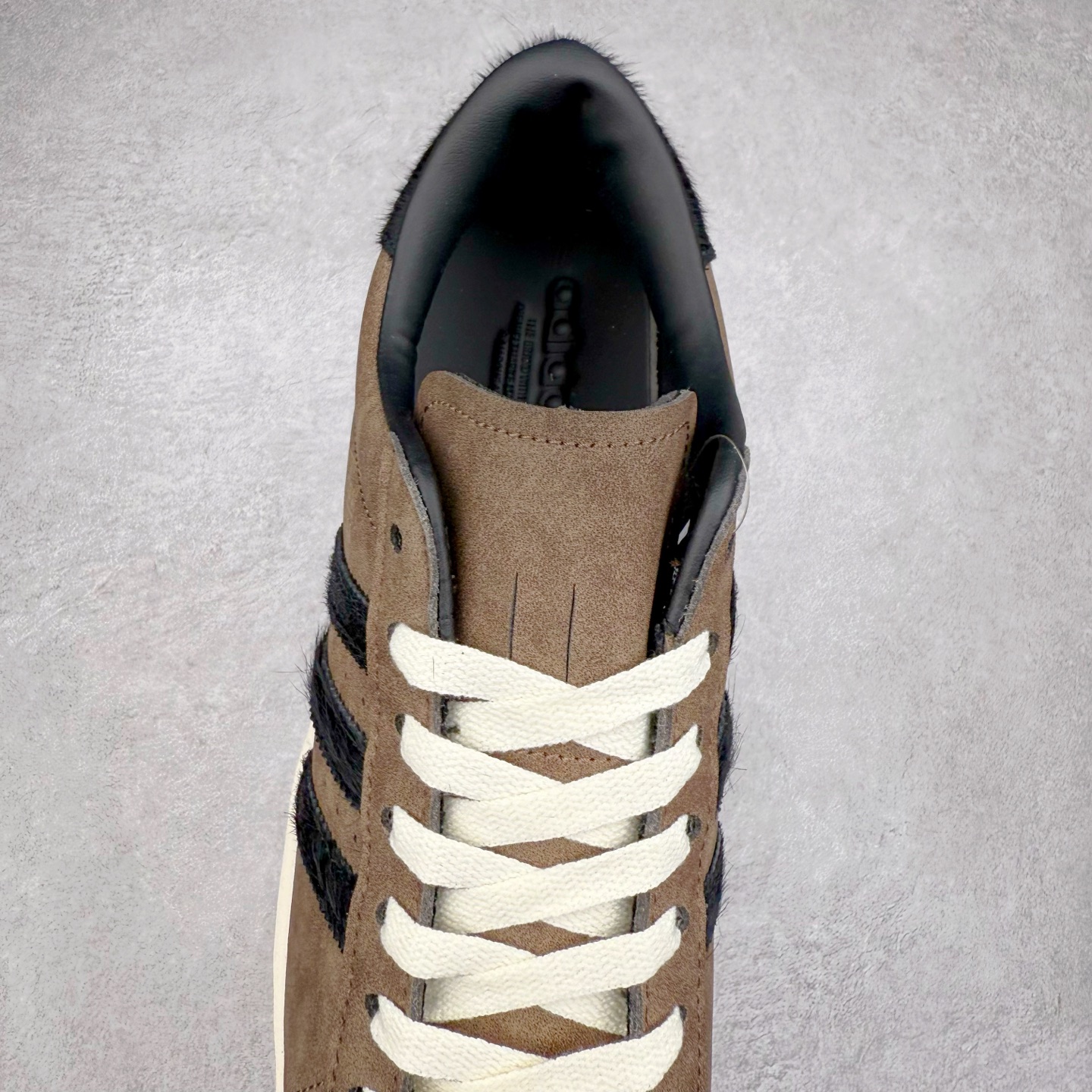 图片[5]-AD Originals Superstar 经典复古贝壳头板鞋 JI0319 诞生于1969年 是第一双将全皮面鞋 身与橡胶鞋头结合在一起的低帮篮球鞋 Superstar最开始 是作为高帮篮球鞋Pro Model的低帮版本而出现的 但因为其独特和醒目的橡胶鞋头造型而让大家熟知 被大家形象地称为\\\”shelltoe\\\”贝壳头 在70年代的美国职业篮球场上 接近3/4的NBA球员都将这双Superstar作为场上用鞋 80年代之后 经过不断的改良和发展 Superstar逐渐成为横跨时装、音乐、街头文化、休闲和运动等各大领域的时尚潮鞋 尺码：36 36.5 37 38 38.5 39 40 40.5 41 42 42.5 43 44 44.5 45-选品中心