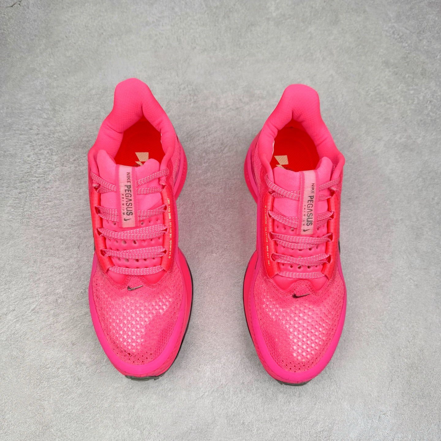 图片[2]-＃纯原 NK Pegasus Premium 飞马全掌气垫跑步运动鞋 HQ2592-600 气垫的究极进化 NIKE 2025S 新王炸 • 在特有Air科技加持下，耐克带来全新Pegasus Premium。这款跑鞋在传承耐克飞马（Pegasus）系列标志性的缓震功能的同时，将首次搭载耐克的塑型可视化Air Zoom气垫单元。• 塑型Air Zoom气垫单元贴合脚部的自然轮廓，帮助跑者在从后跟到脚趾的过渡中能够有效传递力量，带来一种前所未有的轻盈、顺畅回馈体验。中底采用ZoomX泡绵，后跟则使用ReactX泡绵，为跑者提供稳定流畅的推进感。• 塑型可视化Air Zoom气垫单元和精心配置的泡绵组合，让Pegasus Premium成为耐克飞马系列中颇具能量回馈的鞋款。• 全新Pegasus Premium不仅展示了耐克势头强劲的创新周期，证明了其特有的Air科技的强大实力，更体现了耐克倾听和服务运动员的能力。尺码：36 36.5 37.5 38 38.5 39 40 40.5 41 42 42.5 43 44 44.5 45-选品中心