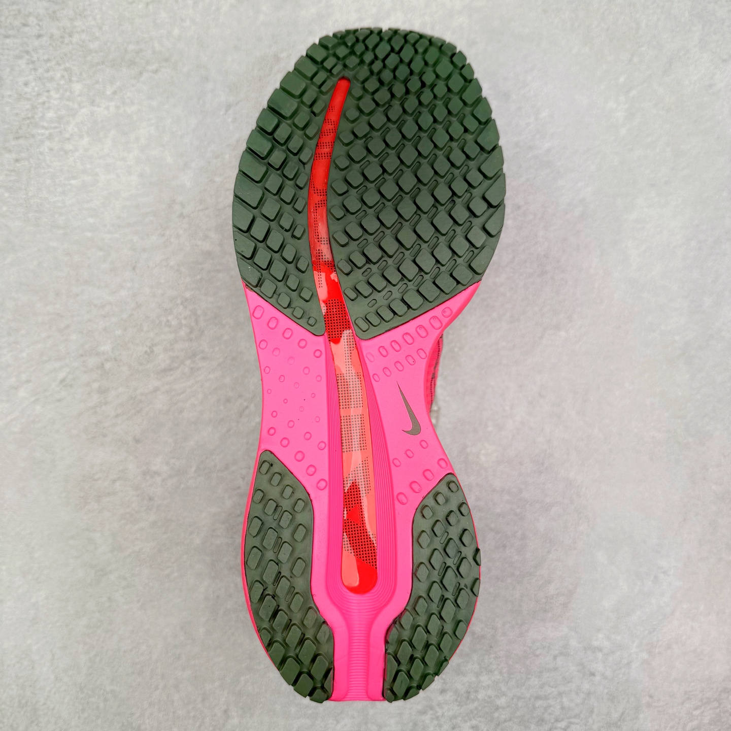 图片[9]-＃纯原 NK Pegasus Premium 飞马全掌气垫跑步运动鞋 HQ2592-600 气垫的究极进化 NIKE 2025S 新王炸 • 在特有Air科技加持下，耐克带来全新Pegasus Premium。这款跑鞋在传承耐克飞马（Pegasus）系列标志性的缓震功能的同时，将首次搭载耐克的塑型可视化Air Zoom气垫单元。• 塑型Air Zoom气垫单元贴合脚部的自然轮廓，帮助跑者在从后跟到脚趾的过渡中能够有效传递力量，带来一种前所未有的轻盈、顺畅回馈体验。中底采用ZoomX泡绵，后跟则使用ReactX泡绵，为跑者提供稳定流畅的推进感。• 塑型可视化Air Zoom气垫单元和精心配置的泡绵组合，让Pegasus Premium成为耐克飞马系列中颇具能量回馈的鞋款。• 全新Pegasus Premium不仅展示了耐克势头强劲的创新周期，证明了其特有的Air科技的强大实力，更体现了耐克倾听和服务运动员的能力。尺码：36 36.5 37.5 38 38.5 39 40 40.5 41 42 42.5 43 44 44.5 45-选品中心