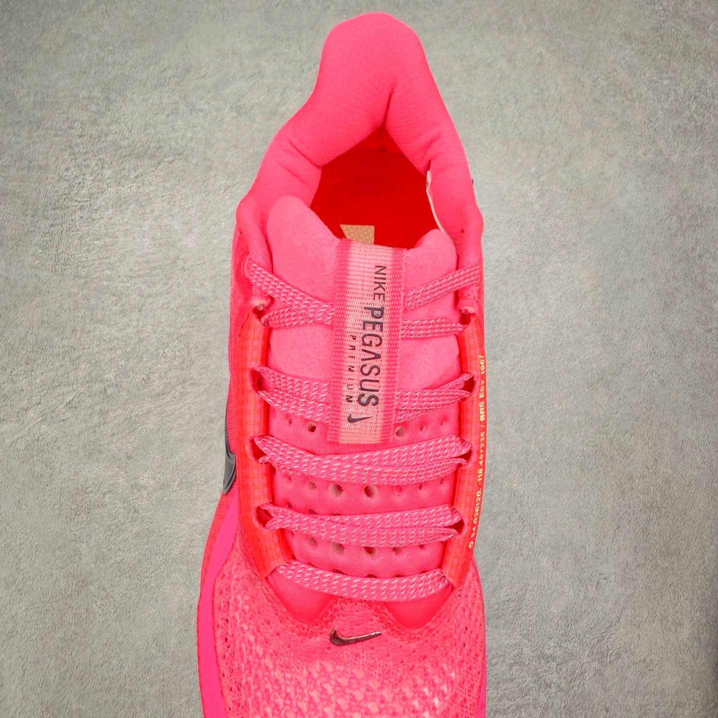 图片[5]-＃纯原 NK Pegasus Premium 飞马全掌气垫跑步运动鞋 HQ2592-600 气垫的究极进化 NIKE 2025S 新王炸 • 在特有Air科技加持下，耐克带来全新Pegasus Premium。这款跑鞋在传承耐克飞马（Pegasus）系列标志性的缓震功能的同时，将首次搭载耐克的塑型可视化Air Zoom气垫单元。• 塑型Air Zoom气垫单元贴合脚部的自然轮廓，帮助跑者在从后跟到脚趾的过渡中能够有效传递力量，带来一种前所未有的轻盈、顺畅回馈体验。中底采用ZoomX泡绵，后跟则使用ReactX泡绵，为跑者提供稳定流畅的推进感。• 塑型可视化Air Zoom气垫单元和精心配置的泡绵组合，让Pegasus Premium成为耐克飞马系列中颇具能量回馈的鞋款。• 全新Pegasus Premium不仅展示了耐克势头强劲的创新周期，证明了其特有的Air科技的强大实力，更体现了耐克倾听和服务运动员的能力。尺码：36 36.5 37.5 38 38.5 39 40 40.5 41 42 42.5 43 44 44.5 45-选品中心