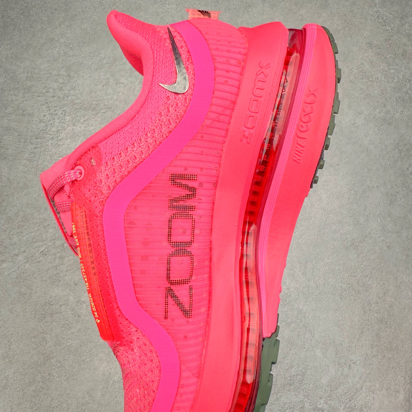 图片[7]-＃纯原 NK Pegasus Premium 飞马全掌气垫跑步运动鞋 HQ2592-600 气垫的究极进化 NIKE 2025S 新王炸 • 在特有Air科技加持下，耐克带来全新Pegasus Premium。这款跑鞋在传承耐克飞马（Pegasus）系列标志性的缓震功能的同时，将首次搭载耐克的塑型可视化Air Zoom气垫单元。• 塑型Air Zoom气垫单元贴合脚部的自然轮廓，帮助跑者在从后跟到脚趾的过渡中能够有效传递力量，带来一种前所未有的轻盈、顺畅回馈体验。中底采用ZoomX泡绵，后跟则使用ReactX泡绵，为跑者提供稳定流畅的推进感。• 塑型可视化Air Zoom气垫单元和精心配置的泡绵组合，让Pegasus Premium成为耐克飞马系列中颇具能量回馈的鞋款。• 全新Pegasus Premium不仅展示了耐克势头强劲的创新周期，证明了其特有的Air科技的强大实力，更体现了耐克倾听和服务运动员的能力。尺码：36 36.5 37.5 38 38.5 39 40 40.5 41 42 42.5 43 44 44.5 45-选品中心