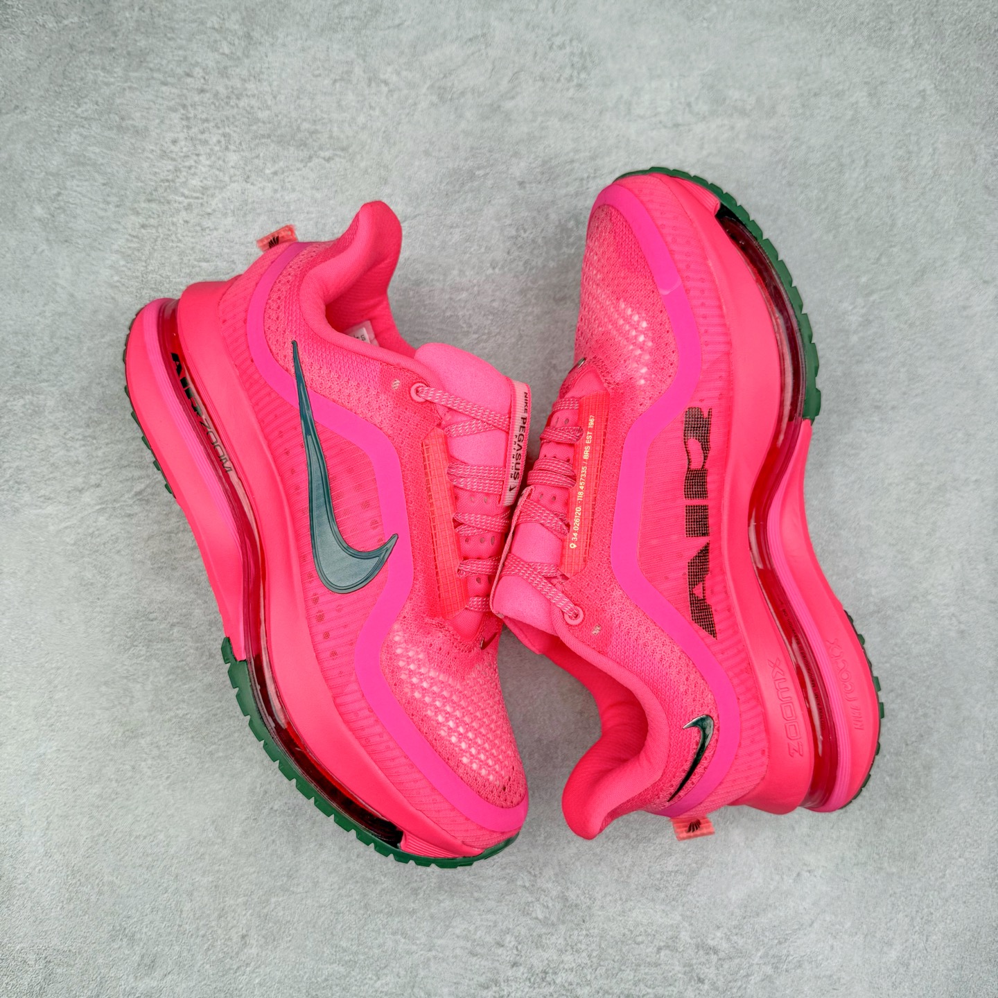 图片[3]-＃纯原 NK Pegasus Premium 飞马全掌气垫跑步运动鞋 HQ2592-600 气垫的究极进化 NIKE 2025S 新王炸 • 在特有Air科技加持下，耐克带来全新Pegasus Premium。这款跑鞋在传承耐克飞马（Pegasus）系列标志性的缓震功能的同时，将首次搭载耐克的塑型可视化Air Zoom气垫单元。• 塑型Air Zoom气垫单元贴合脚部的自然轮廓，帮助跑者在从后跟到脚趾的过渡中能够有效传递力量，带来一种前所未有的轻盈、顺畅回馈体验。中底采用ZoomX泡绵，后跟则使用ReactX泡绵，为跑者提供稳定流畅的推进感。• 塑型可视化Air Zoom气垫单元和精心配置的泡绵组合，让Pegasus Premium成为耐克飞马系列中颇具能量回馈的鞋款。• 全新Pegasus Premium不仅展示了耐克势头强劲的创新周期，证明了其特有的Air科技的强大实力，更体现了耐克倾听和服务运动员的能力。尺码：36 36.5 37.5 38 38.5 39 40 40.5 41 42 42.5 43 44 44.5 45-选品中心