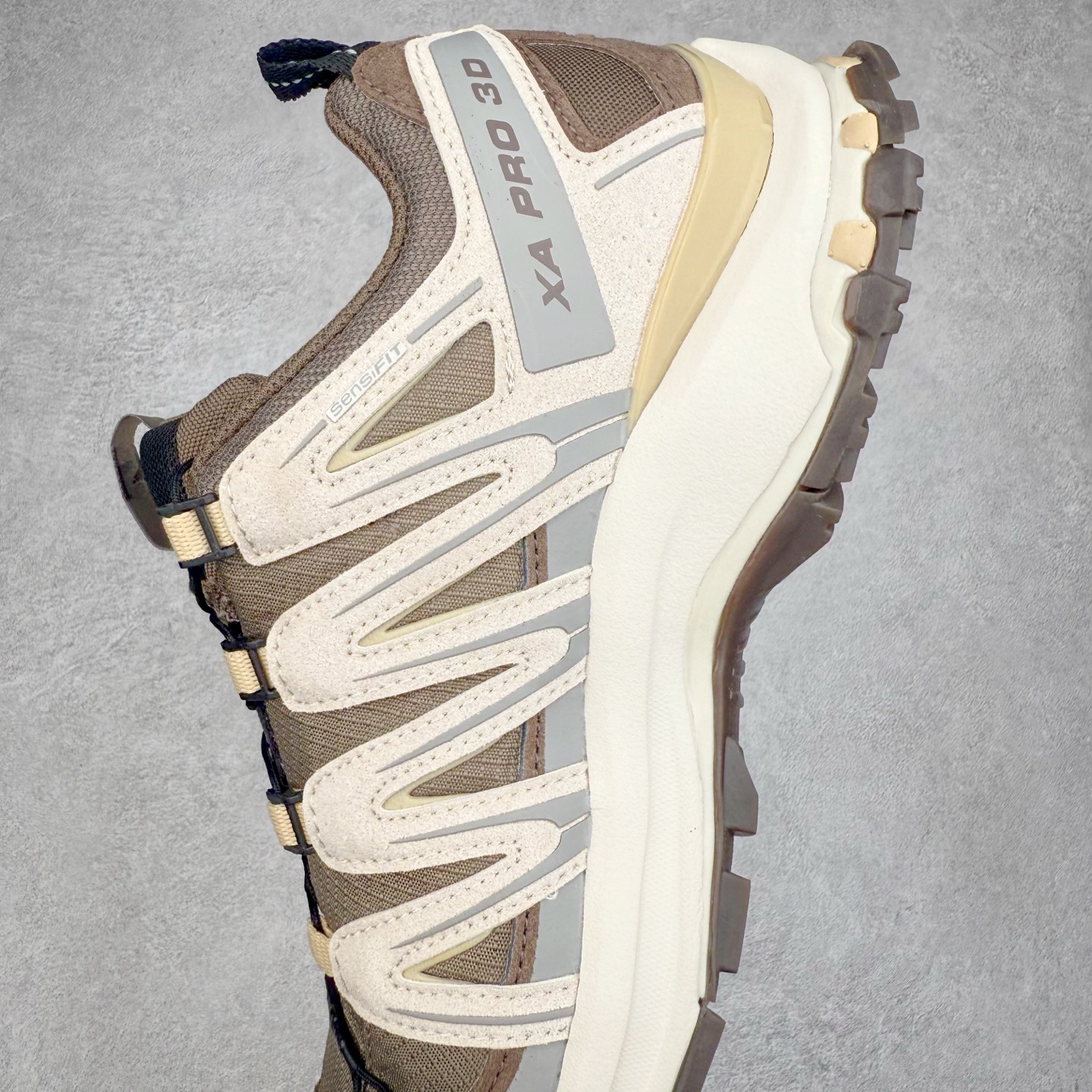 图片[7]-＃HP纯原 SALOMON XA Pro 3D ADV 萨洛蒙潮流越野机能户外功能鞋 虎扑平台特供订单 耗时半年巨作 全套原纸板楦头开发 原厂特供网布配套加持 确保原汁原味 完美呈现版型 原档数据独家私模五层组合大底 男女鞋同步官方开发至46.5 原装Ortholite轻量化鞋垫 中底布带钢印编号 原厂TPU锁扣 进口港宝加持 后跟自然饱满 还原公司包裹性 鞋面采用SENSIFT贴合技术 全方位贴合包裹脚型 鞋跟部鞋底牵引设计 提供强大的抓地性能 更适应野外崎岖不平的道路 其3D ADVANCED CHASSIS底盘 材料轻量大化 钉齿设计更具稳定性 防护性 鞋底易磨损区运用CONTAGRIP高耐磨材料 应对城市硬质路面长距离跑考验 尺码：36 36.5 37.5 38 38.5 39 40 40.5 41 42 42.5 43 44 44.5 45 46 46.5-选品中心