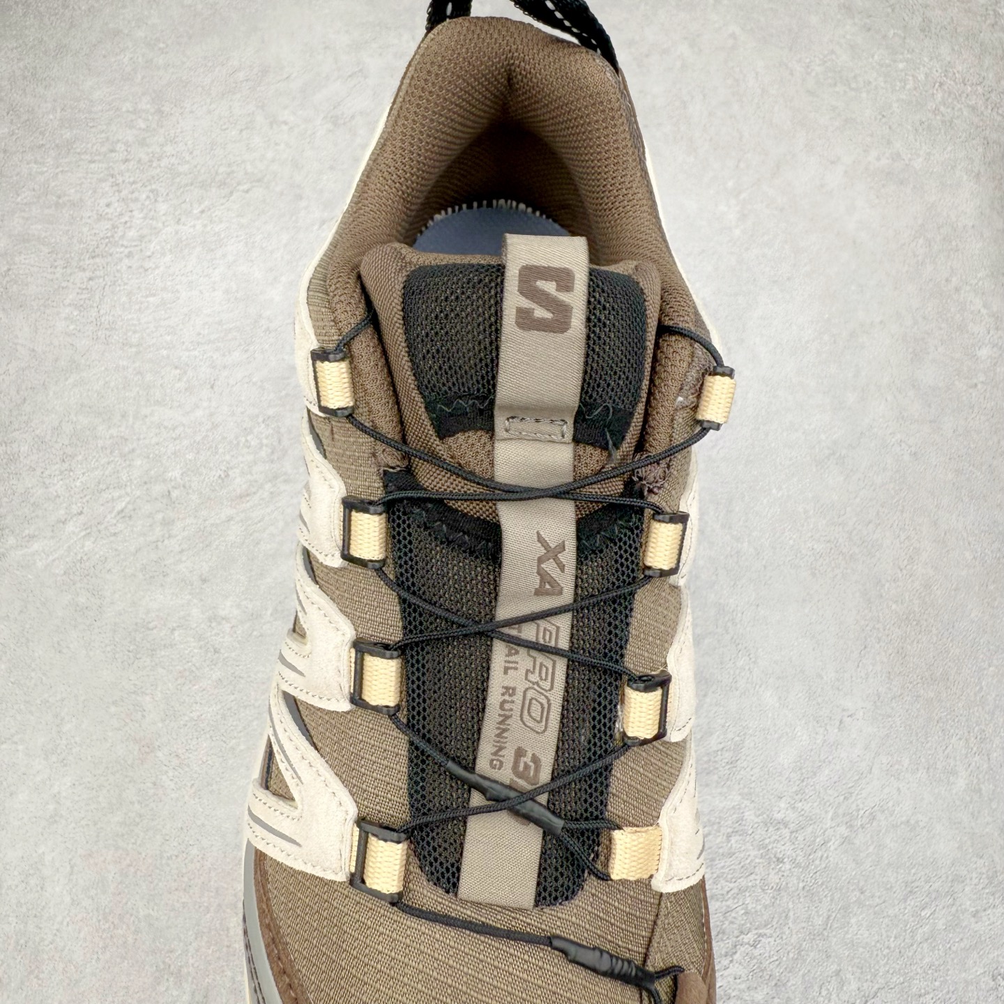 图片[5]-＃HP纯原 SALOMON XA Pro 3D ADV 萨洛蒙潮流越野机能户外功能鞋 虎扑平台特供订单 耗时半年巨作 全套原纸板楦头开发 原厂特供网布配套加持 确保原汁原味 完美呈现版型 原档数据独家私模五层组合大底 男女鞋同步官方开发至46.5 原装Ortholite轻量化鞋垫 中底布带钢印编号 原厂TPU锁扣 进口港宝加持 后跟自然饱满 还原公司包裹性 鞋面采用SENSIFT贴合技术 全方位贴合包裹脚型 鞋跟部鞋底牵引设计 提供强大的抓地性能 更适应野外崎岖不平的道路 其3D ADVANCED CHASSIS底盘 材料轻量大化 钉齿设计更具稳定性 防护性 鞋底易磨损区运用CONTAGRIP高耐磨材料 应对城市硬质路面长距离跑考验 尺码：36 36.5 37.5 38 38.5 39 40 40.5 41 42 42.5 43 44 44.5 45 46 46.5-选品中心