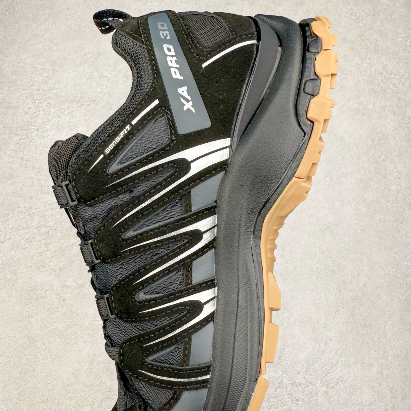 图片[7]-＃HP纯原 SALOMON XA Pro 3D ADV 萨洛蒙潮流越野机能户外功能鞋 虎扑平台特供订单 耗时半年巨作 全套原纸板楦头开发 原厂特供网布配套加持 确保原汁原味 完美呈现版型 原档数据独家私模五层组合大底 男女鞋同步官方开发至46.5 原装Ortholite轻量化鞋垫 中底布带钢印编号 原厂TPU锁扣 进口港宝加持 后跟自然饱满 还原公司包裹性 鞋面采用SENSIFT贴合技术 全方位贴合包裹脚型 鞋跟部鞋底牵引设计 提供强大的抓地性能 更适应野外崎岖不平的道路 其3D ADVANCED CHASSIS底盘 材料轻量大化 钉齿设计更具稳定性 防护性 鞋底易磨损区运用CONTAGRIP高耐磨材料 应对城市硬质路面长距离跑考验 尺码：36 36.5 37.5 38 38.5 39 40 40.5 41 42 42.5 43 44 44.5 45 46 46.5-选品中心