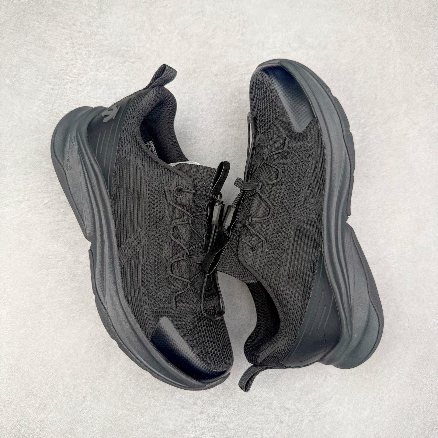 图片[3]-＃HP DESCENTE RUNNING 迪桑特系列 DFLUID流体BOA系带回弹低帮运动跑步鞋 DESCENTE（迪桑特）创立于1935年，品牌名取自法语词汇，意为“滑降”。品牌箭头标识代表滑雪的三种技术“高速直线滑行”、“穿越”和“侧滑”，也寓意品牌在打造高端专业运动产品中不断追求完美的创新精神，致力于成为中国高端专业滑雪、综训、女子、铁人三项、高尔夫的第一品牌。尺码：39 40 40.5 41 42 42.5 43 44 44.5 45-选品中心