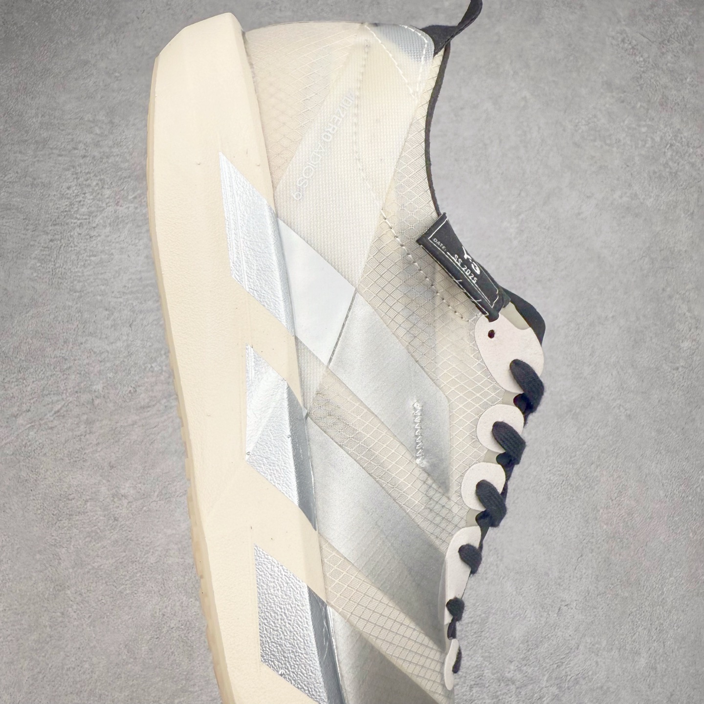 图片[6]-Y-3 Adizero Adios 9 时尚简约舒适潮流 织物耐磨低帮跑步鞋 Y-3，这个由世界顶级设计师山本耀司（YohjiYamamoto）担任创意总监与adidas合作的全新品牌正式于2006春夏进入中国。品牌的Y代表YohjiYamamoto，而3则代表adidas三条线的logo。创意总监山本耀司将其个人品牌的简洁、极具设计感的风格融入Y-3，完美地给我们展现一个高档时尚的运动品牌形象。朴实与冷静是Y-3的基本形象概念。Y-3的时尚本质是运动的，被誉为“黑色魔法师\\\”的山本耀司使传统运动品牌adidas赫然跃上了Fashion的版面，运动装从此也登上大雅之堂。尺码：35.5 36 36.5 37 38 38.5 39 40 40.5 41 42 42.5 43 44 44.5 45-选品中心