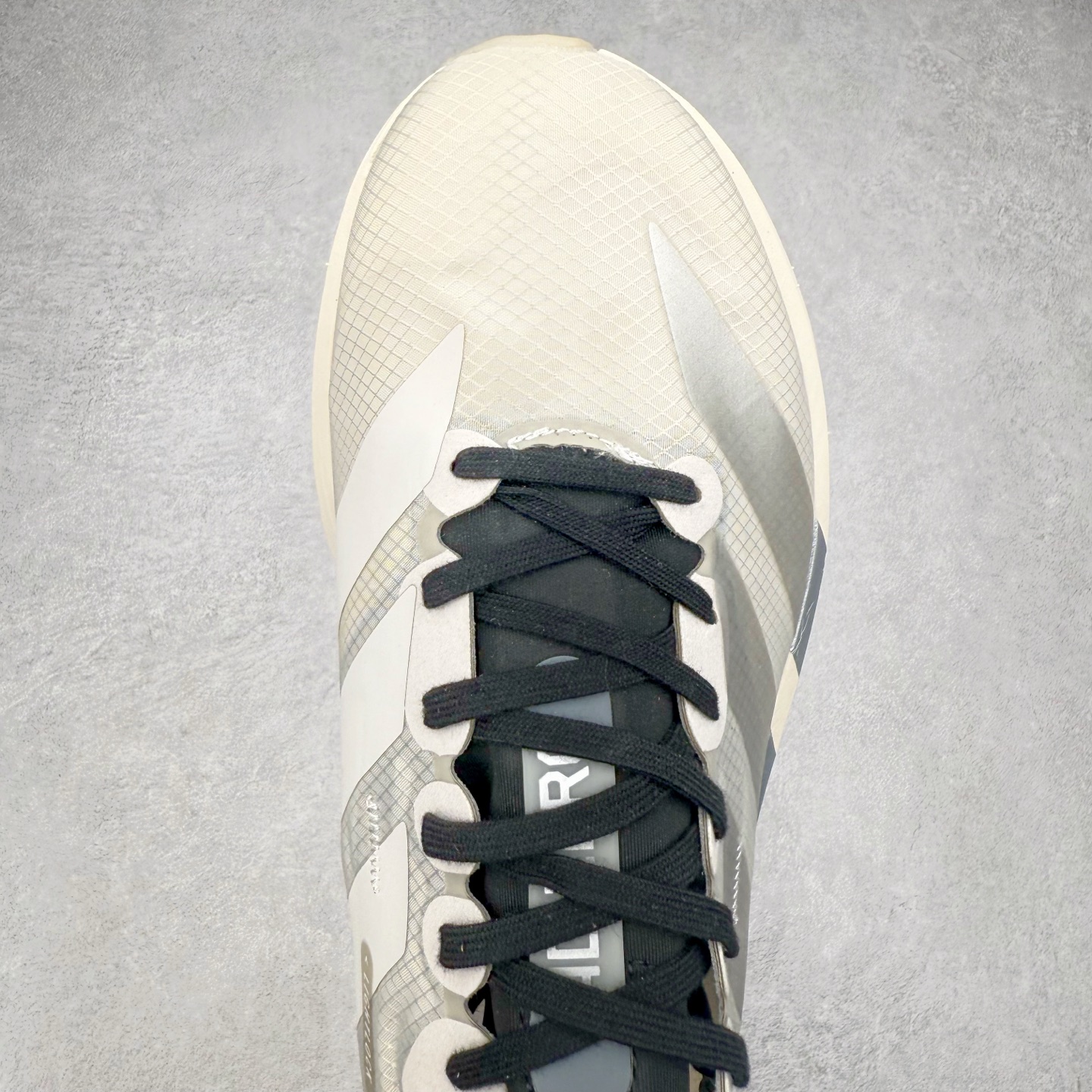 图片[4]-Y-3 Adizero Adios 9 时尚简约舒适潮流 织物耐磨低帮跑步鞋 Y-3，这个由世界顶级设计师山本耀司（YohjiYamamoto）担任创意总监与adidas合作的全新品牌正式于2006春夏进入中国。品牌的Y代表YohjiYamamoto，而3则代表adidas三条线的logo。创意总监山本耀司将其个人品牌的简洁、极具设计感的风格融入Y-3，完美地给我们展现一个高档时尚的运动品牌形象。朴实与冷静是Y-3的基本形象概念。Y-3的时尚本质是运动的，被誉为“黑色魔法师\\\”的山本耀司使传统运动品牌adidas赫然跃上了Fashion的版面，运动装从此也登上大雅之堂。尺码：35.5 36 36.5 37 38 38.5 39 40 40.5 41 42 42.5 43 44 44.5 45-选品中心