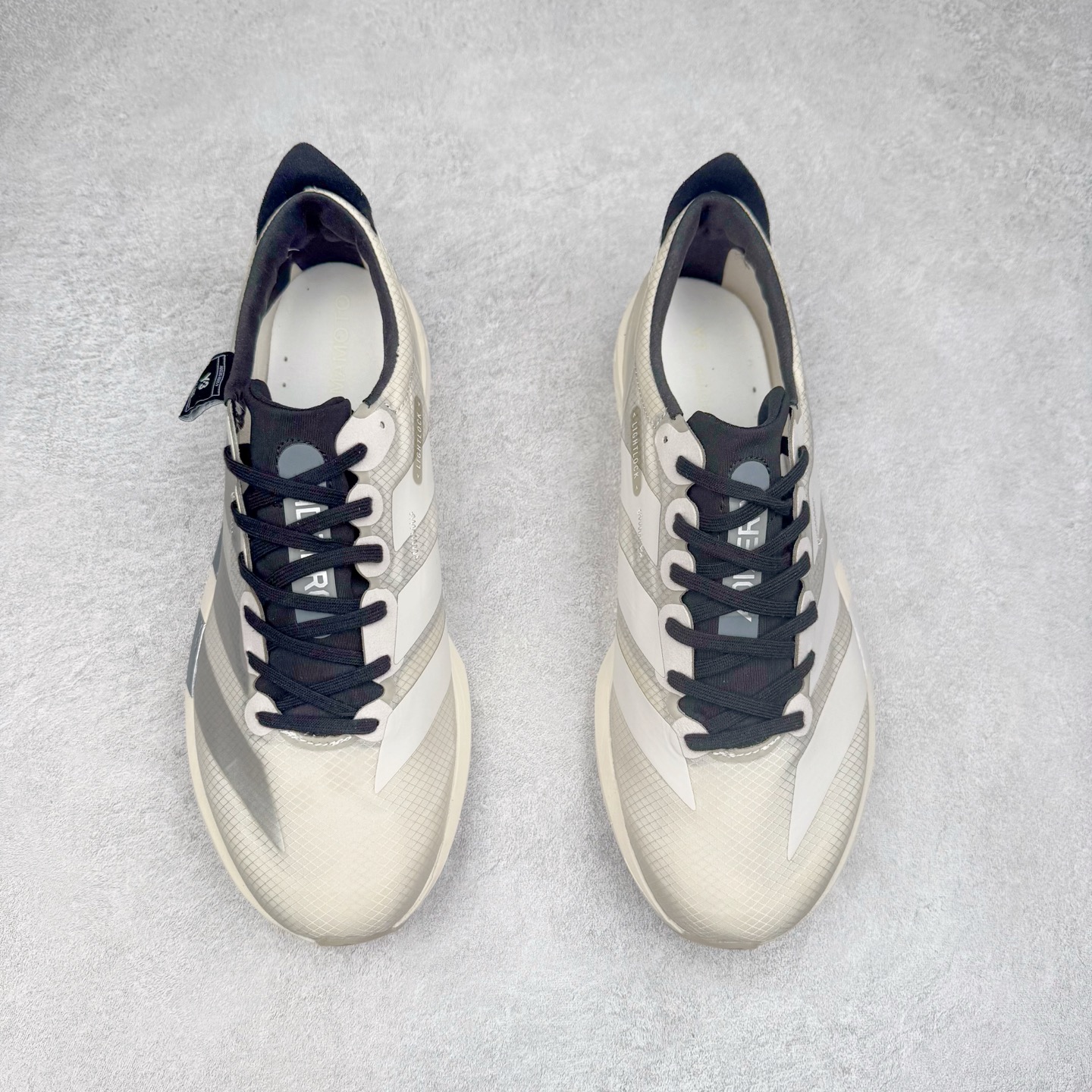 图片[2]-Y-3 Adizero Adios 9 时尚简约舒适潮流 织物耐磨低帮跑步鞋 Y-3，这个由世界顶级设计师山本耀司（YohjiYamamoto）担任创意总监与adidas合作的全新品牌正式于2006春夏进入中国。品牌的Y代表YohjiYamamoto，而3则代表adidas三条线的logo。创意总监山本耀司将其个人品牌的简洁、极具设计感的风格融入Y-3，完美地给我们展现一个高档时尚的运动品牌形象。朴实与冷静是Y-3的基本形象概念。Y-3的时尚本质是运动的，被誉为“黑色魔法师\\\”的山本耀司使传统运动品牌adidas赫然跃上了Fashion的版面，运动装从此也登上大雅之堂。尺码：35.5 36 36.5 37 38 38.5 39 40 40.5 41 42 42.5 43 44 44.5 45-选品中心