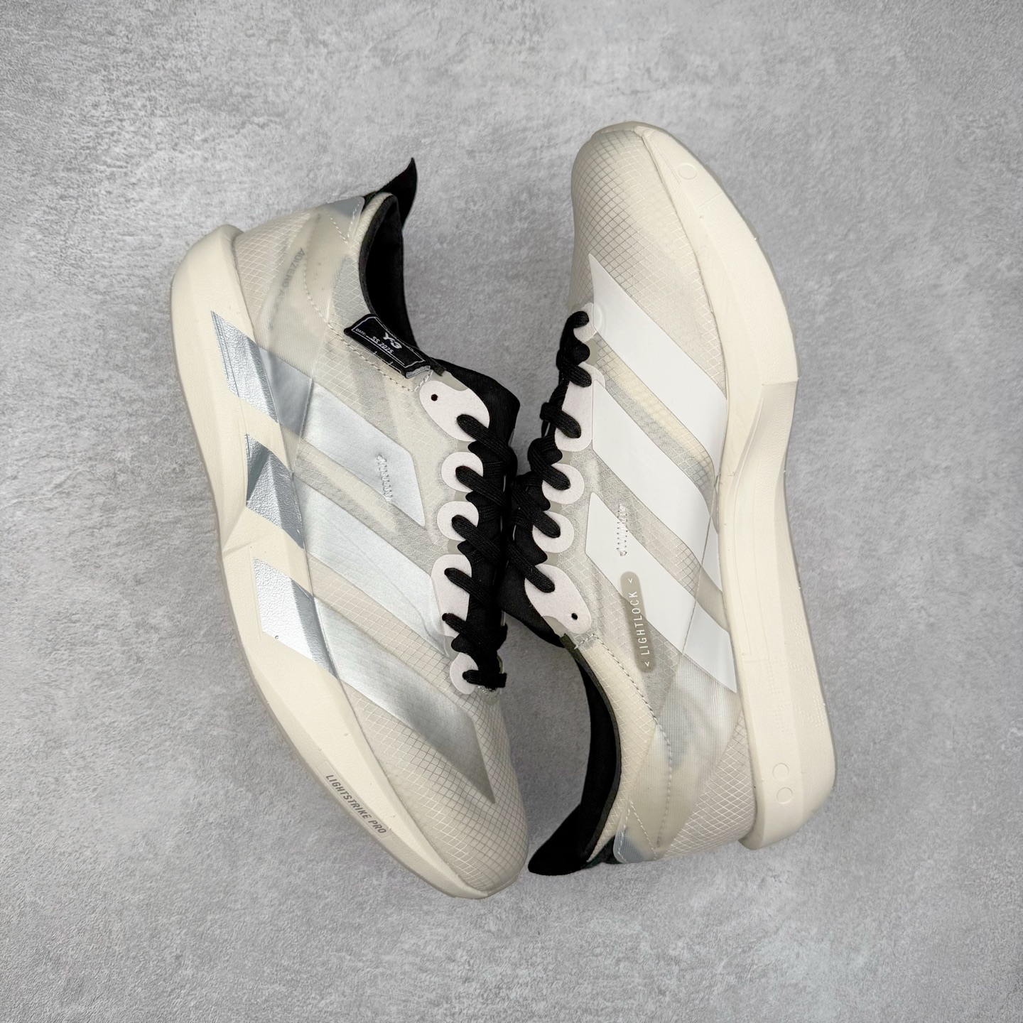 图片[3]-Y-3 Adizero Adios 9 时尚简约舒适潮流 织物耐磨低帮跑步鞋 Y-3，这个由世界顶级设计师山本耀司（YohjiYamamoto）担任创意总监与adidas合作的全新品牌正式于2006春夏进入中国。品牌的Y代表YohjiYamamoto，而3则代表adidas三条线的logo。创意总监山本耀司将其个人品牌的简洁、极具设计感的风格融入Y-3，完美地给我们展现一个高档时尚的运动品牌形象。朴实与冷静是Y-3的基本形象概念。Y-3的时尚本质是运动的，被誉为“黑色魔法师\\\”的山本耀司使传统运动品牌adidas赫然跃上了Fashion的版面，运动装从此也登上大雅之堂。尺码：35.5 36 36.5 37 38 38.5 39 40 40.5 41 42 42.5 43 44 44.5 45-选品中心