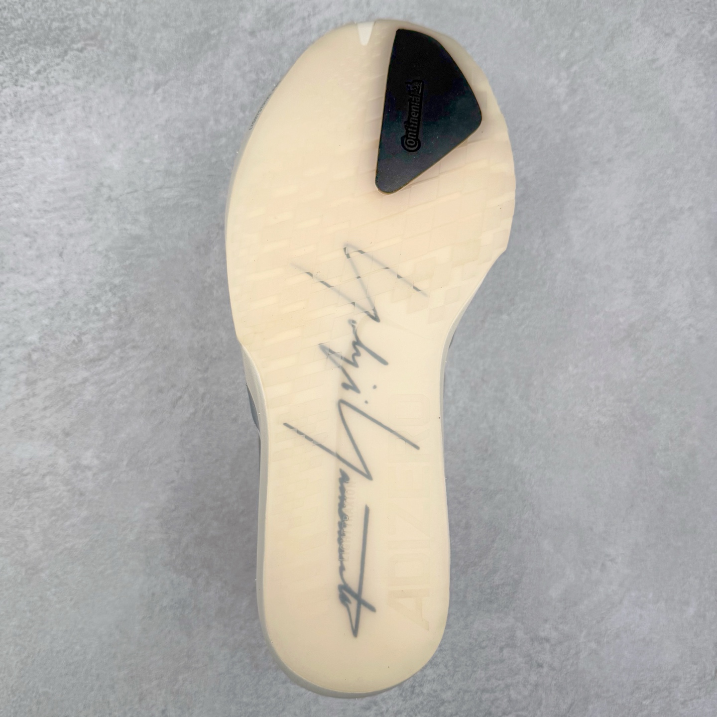 图片[9]-Y-3 Adizero Adios 9 时尚简约舒适潮流 织物耐磨低帮跑步鞋 Y-3，这个由世界顶级设计师山本耀司（YohjiYamamoto）担任创意总监与adidas合作的全新品牌正式于2006春夏进入中国。品牌的Y代表YohjiYamamoto，而3则代表adidas三条线的logo。创意总监山本耀司将其个人品牌的简洁、极具设计感的风格融入Y-3，完美地给我们展现一个高档时尚的运动品牌形象。朴实与冷静是Y-3的基本形象概念。Y-3的时尚本质是运动的，被誉为“黑色魔法师\\\”的山本耀司使传统运动品牌adidas赫然跃上了Fashion的版面，运动装从此也登上大雅之堂。尺码：35.5 36 36.5 37 38 38.5 39 40 40.5 41 42 42.5 43 44 44.5 45-选品中心