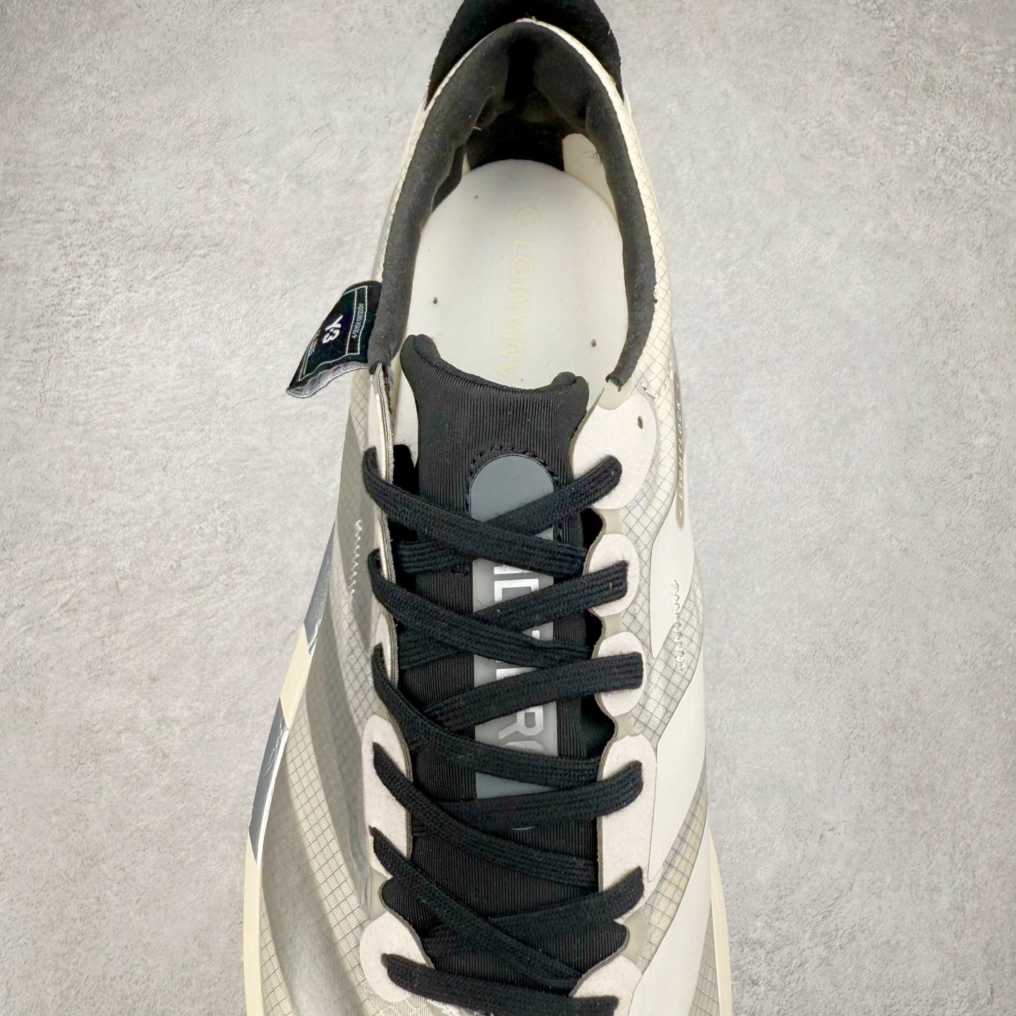 图片[5]-Y-3 Adizero Adios 9 时尚简约舒适潮流 织物耐磨低帮跑步鞋 Y-3，这个由世界顶级设计师山本耀司（YohjiYamamoto）担任创意总监与adidas合作的全新品牌正式于2006春夏进入中国。品牌的Y代表YohjiYamamoto，而3则代表adidas三条线的logo。创意总监山本耀司将其个人品牌的简洁、极具设计感的风格融入Y-3，完美地给我们展现一个高档时尚的运动品牌形象。朴实与冷静是Y-3的基本形象概念。Y-3的时尚本质是运动的，被誉为“黑色魔法师\\\”的山本耀司使传统运动品牌adidas赫然跃上了Fashion的版面，运动装从此也登上大雅之堂。尺码：35.5 36 36.5 37 38 38.5 39 40 40.5 41 42 42.5 43 44 44.5 45-选品中心