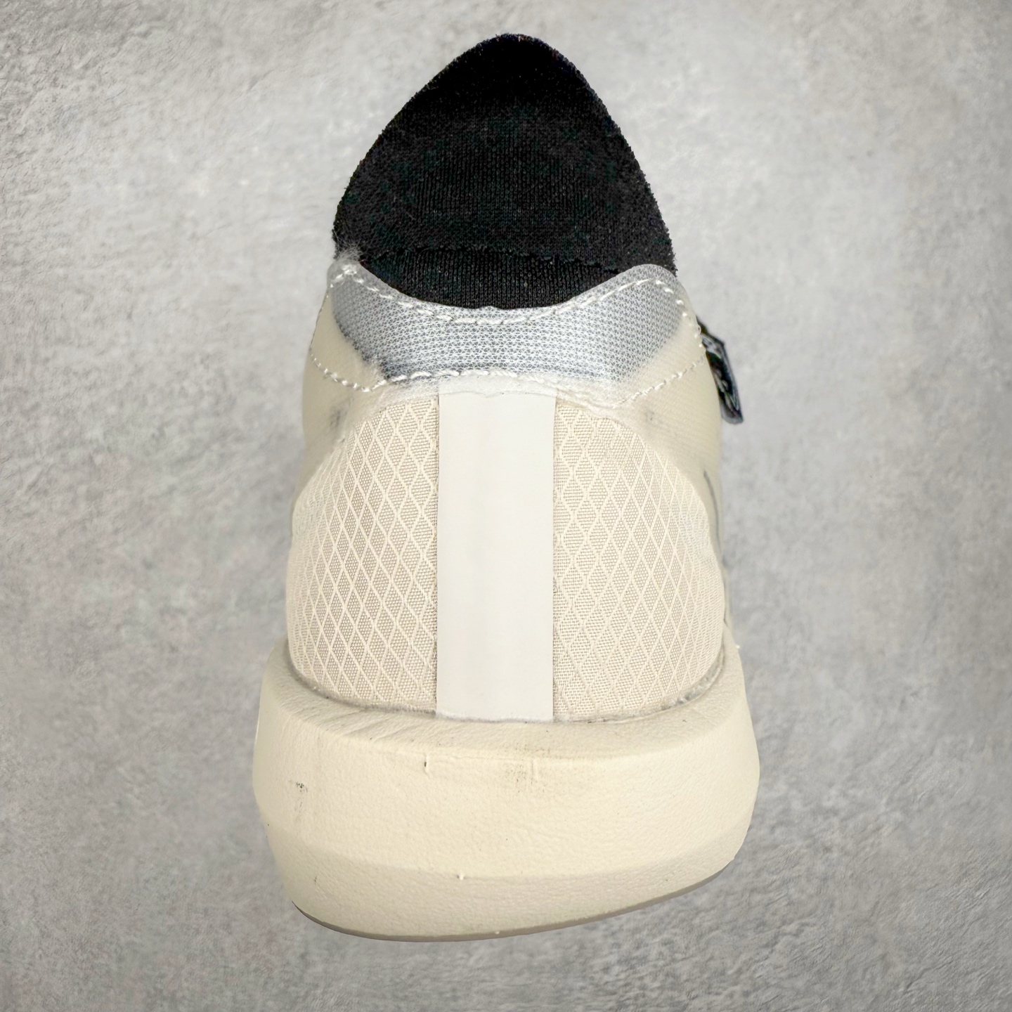 图片[8]-Y-3 Adizero Adios 9 时尚简约舒适潮流 织物耐磨低帮跑步鞋 Y-3，这个由世界顶级设计师山本耀司（YohjiYamamoto）担任创意总监与adidas合作的全新品牌正式于2006春夏进入中国。品牌的Y代表YohjiYamamoto，而3则代表adidas三条线的logo。创意总监山本耀司将其个人品牌的简洁、极具设计感的风格融入Y-3，完美地给我们展现一个高档时尚的运动品牌形象。朴实与冷静是Y-3的基本形象概念。Y-3的时尚本质是运动的，被誉为“黑色魔法师\\\”的山本耀司使传统运动品牌adidas赫然跃上了Fashion的版面，运动装从此也登上大雅之堂。尺码：35.5 36 36.5 37 38 38.5 39 40 40.5 41 42 42.5 43 44 44.5 45-选品中心