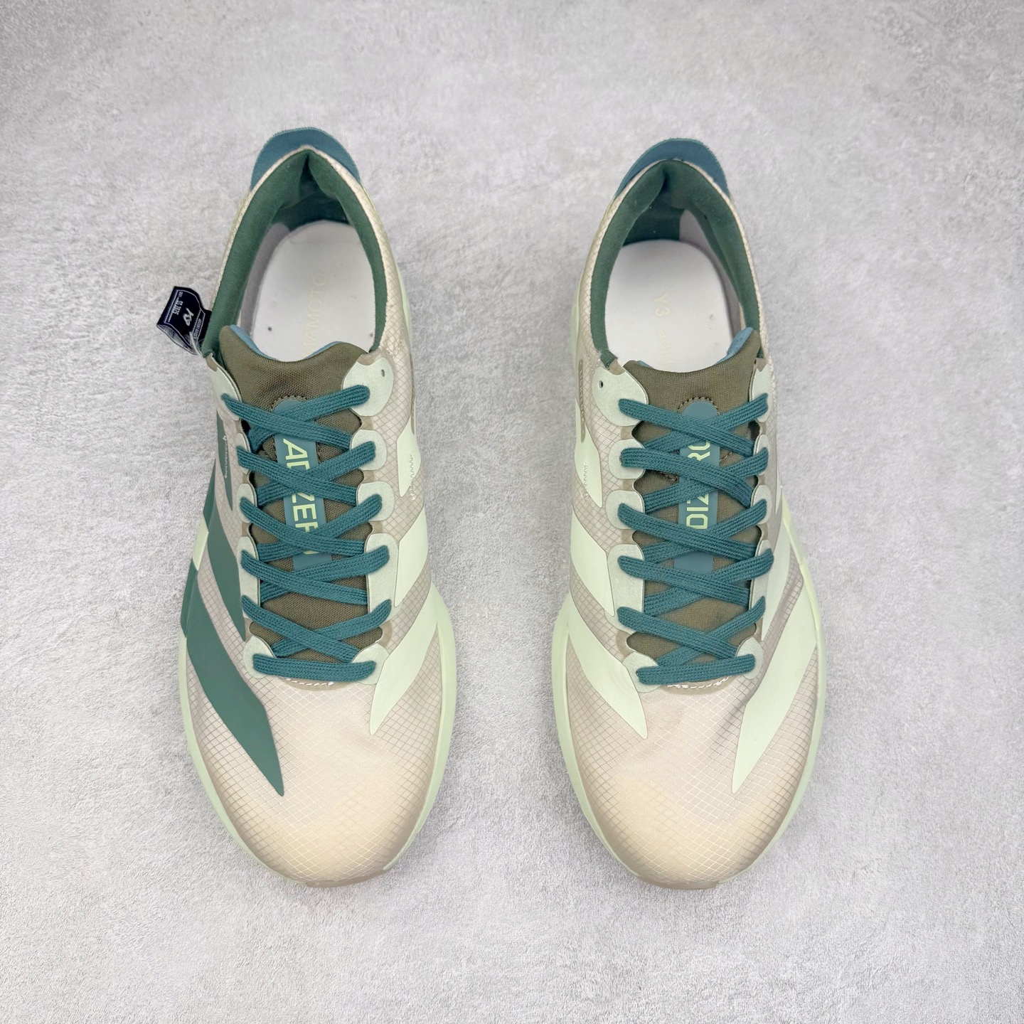 图片[2]-Y-3 Adizero Adios 9 时尚简约舒适潮流 织物耐磨低帮跑步鞋 Y-3，这个由世界顶级设计师山本耀司（YohjiYamamoto）担任创意总监与adidas合作的全新品牌正式于2006春夏进入中国。品牌的Y代表YohjiYamamoto，而3则代表adidas三条线的logo。创意总监山本耀司将其个人品牌的简洁、极具设计感的风格融入Y-3，完美地给我们展现一个高档时尚的运动品牌形象。朴实与冷静是Y-3的基本形象概念。Y-3的时尚本质是运动的，被誉为“黑色魔法师\\\”的山本耀司使传统运动品牌adidas赫然跃上了Fashion的版面，运动装从此也登上大雅之堂。尺码：35.5 36 36.5 37 38 38.5 39 40 40.5 41 42 42.5 43 44 44.5 45-选品中心