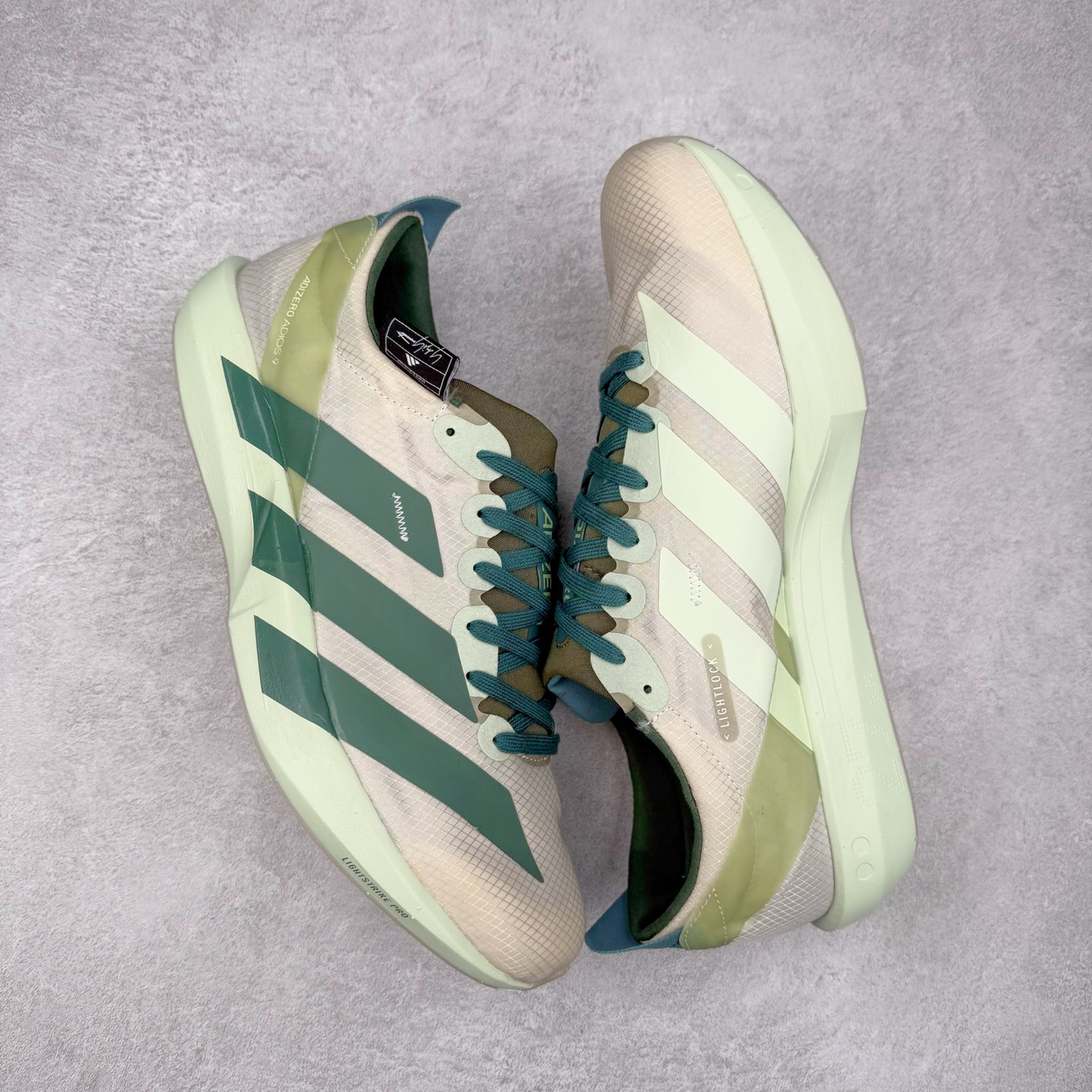 图片[3]-Y-3 Adizero Adios 9 时尚简约舒适潮流 织物耐磨低帮跑步鞋 Y-3，这个由世界顶级设计师山本耀司（YohjiYamamoto）担任创意总监与adidas合作的全新品牌正式于2006春夏进入中国。品牌的Y代表YohjiYamamoto，而3则代表adidas三条线的logo。创意总监山本耀司将其个人品牌的简洁、极具设计感的风格融入Y-3，完美地给我们展现一个高档时尚的运动品牌形象。朴实与冷静是Y-3的基本形象概念。Y-3的时尚本质是运动的，被誉为“黑色魔法师\\\”的山本耀司使传统运动品牌adidas赫然跃上了Fashion的版面，运动装从此也登上大雅之堂。尺码：35.5 36 36.5 37 38 38.5 39 40 40.5 41 42 42.5 43 44 44.5 45-选品中心