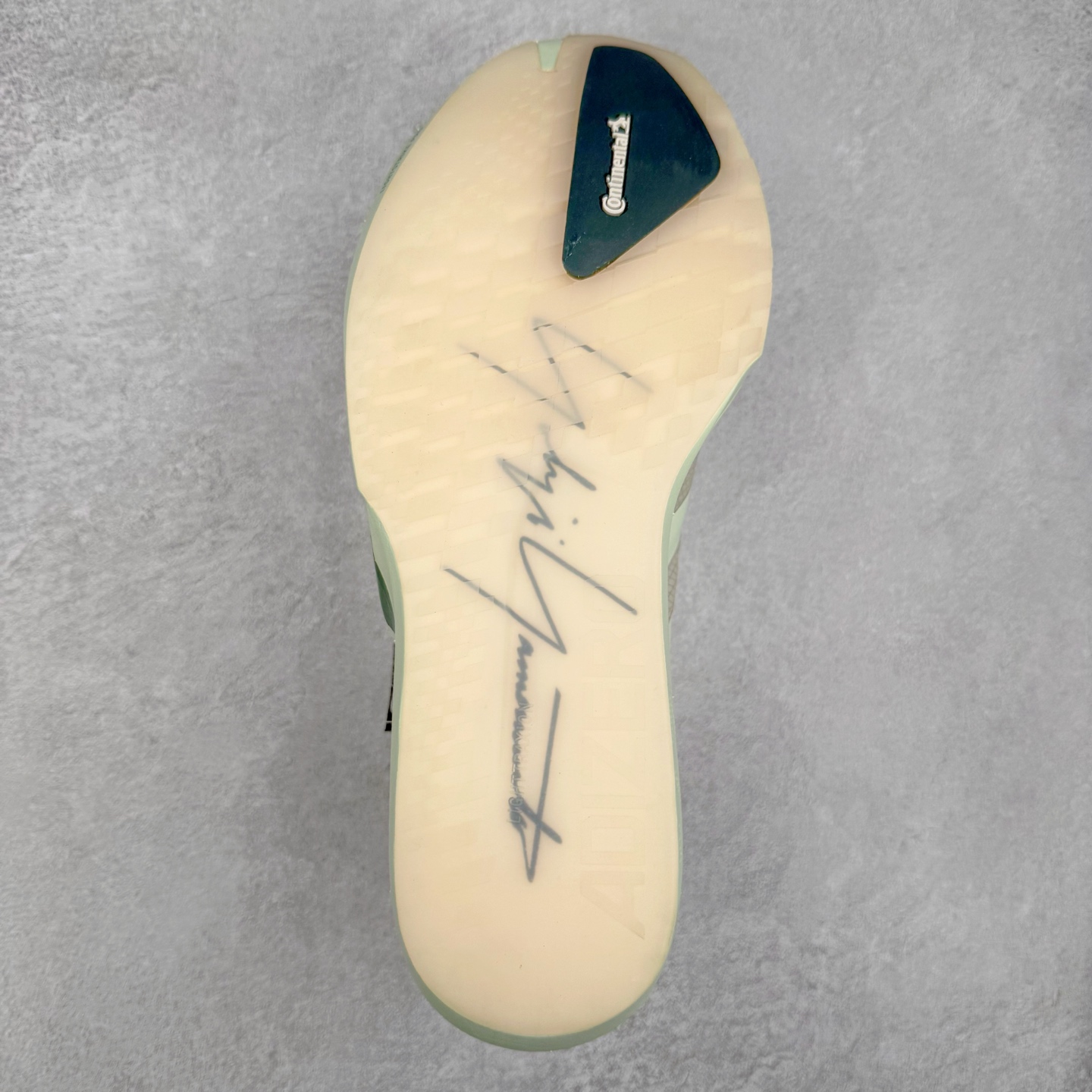 图片[9]-Y-3 Adizero Adios 9 时尚简约舒适潮流 织物耐磨低帮跑步鞋 Y-3，这个由世界顶级设计师山本耀司（YohjiYamamoto）担任创意总监与adidas合作的全新品牌正式于2006春夏进入中国。品牌的Y代表YohjiYamamoto，而3则代表adidas三条线的logo。创意总监山本耀司将其个人品牌的简洁、极具设计感的风格融入Y-3，完美地给我们展现一个高档时尚的运动品牌形象。朴实与冷静是Y-3的基本形象概念。Y-3的时尚本质是运动的，被誉为“黑色魔法师\\\”的山本耀司使传统运动品牌adidas赫然跃上了Fashion的版面，运动装从此也登上大雅之堂。尺码：35.5 36 36.5 37 38 38.5 39 40 40.5 41 42 42.5 43 44 44.5 45-选品中心