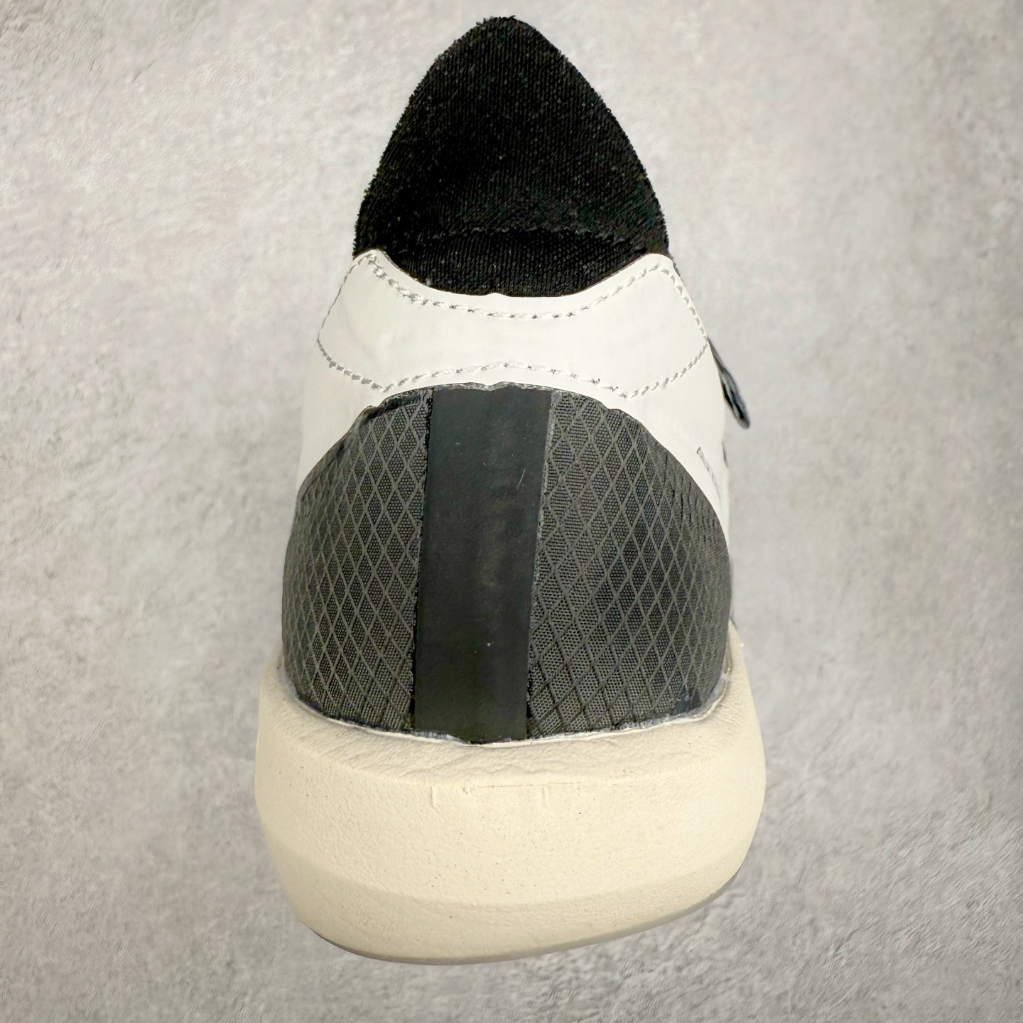 图片[8]-Y-3 Adizero Adios 9 时尚简约舒适潮流 织物耐磨低帮跑步鞋 Y-3，这个由世界顶级设计师山本耀司（YohjiYamamoto）担任创意总监与adidas合作的全新品牌正式于2006春夏进入中国。品牌的Y代表YohjiYamamoto，而3则代表adidas三条线的logo。创意总监山本耀司将其个人品牌的简洁、极具设计感的风格融入Y-3，完美地给我们展现一个高档时尚的运动品牌形象。朴实与冷静是Y-3的基本形象概念。Y-3的时尚本质是运动的，被誉为“黑色魔法师\\\”的山本耀司使传统运动品牌adidas赫然跃上了Fashion的版面，运动装从此也登上大雅之堂。尺码：35.5 36 36.5 37 38 38.5 39 40 40.5 41 42 42.5 43 44 44.5 45-选品中心