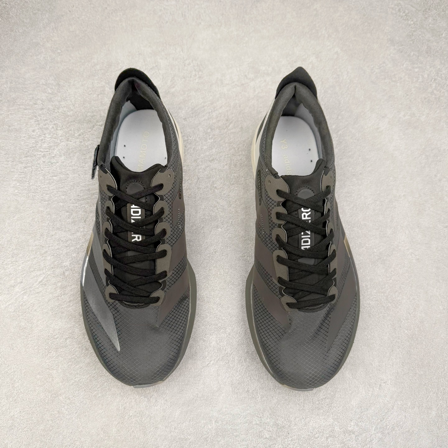 图片[2]-Y-3 Adizero Adios 9 时尚简约舒适潮流 织物耐磨低帮跑步鞋 Y-3，这个由世界顶级设计师山本耀司（YohjiYamamoto）担任创意总监与adidas合作的全新品牌正式于2006春夏进入中国。品牌的Y代表YohjiYamamoto，而3则代表adidas三条线的logo。创意总监山本耀司将其个人品牌的简洁、极具设计感的风格融入Y-3，完美地给我们展现一个高档时尚的运动品牌形象。朴实与冷静是Y-3的基本形象概念。Y-3的时尚本质是运动的，被誉为“黑色魔法师\\\”的山本耀司使传统运动品牌adidas赫然跃上了Fashion的版面，运动装从此也登上大雅之堂。尺码：35.5 36 36.5 37 38 38.5 39 40 40.5 41 42 42.5 43 44 44.5 45-选品中心